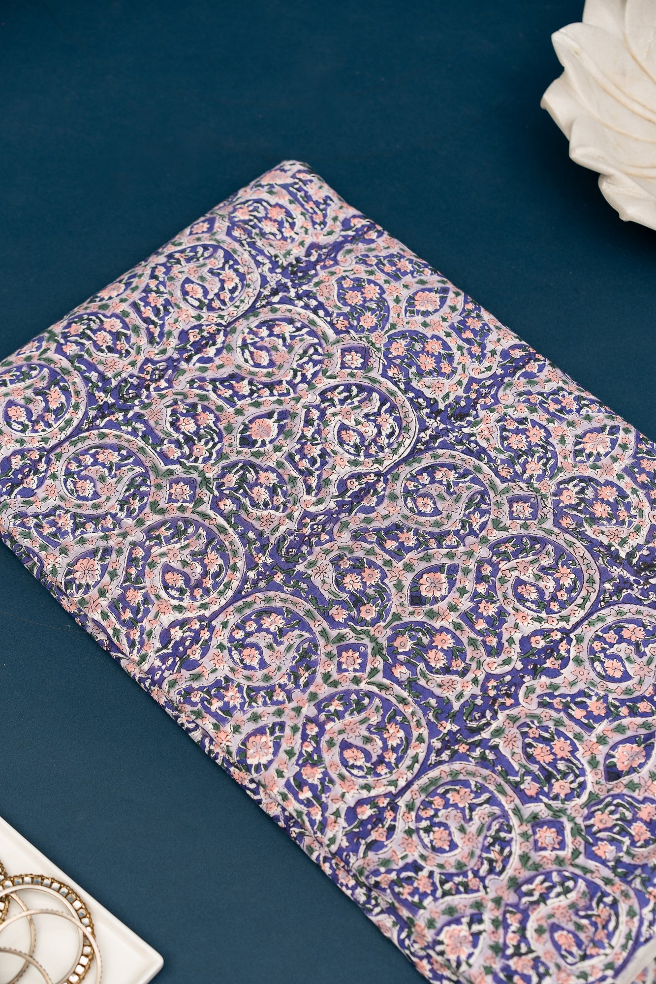 𝗜𝗡𝗗𝗜𝗚𝗢 𝗛𝗢𝗥𝗜𝗭𝗢𝗡 – Unstitched Cotton 60×60 Suit Set with Kota Doria Dupatta (3 Piece Fabric)