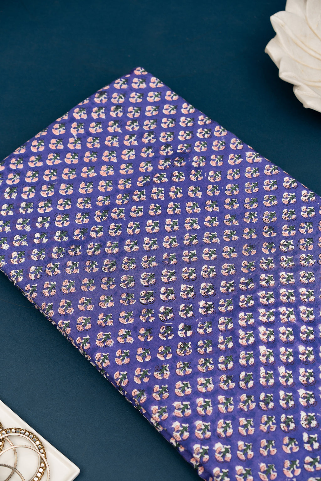 𝗜𝗡𝗗𝗜𝗚𝗢 𝗛𝗢𝗥𝗜𝗭𝗢𝗡 – Unstitched Cotton 60×60 Suit Set with Kota Doria Dupatta (3 Piece Fabric)