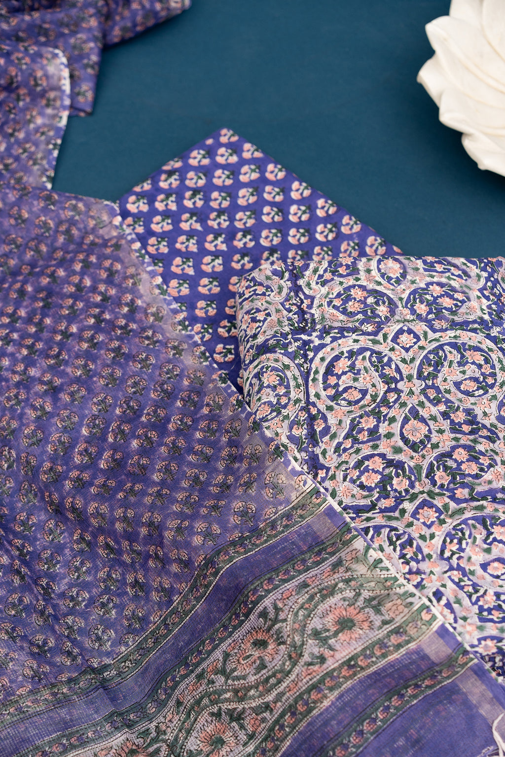 𝗜𝗡𝗗𝗜𝗚𝗢 𝗛𝗢𝗥𝗜𝗭𝗢𝗡 – Unstitched Cotton 60×60 Suit Set with Kota Doria Dupatta (3 Piece Fabric)