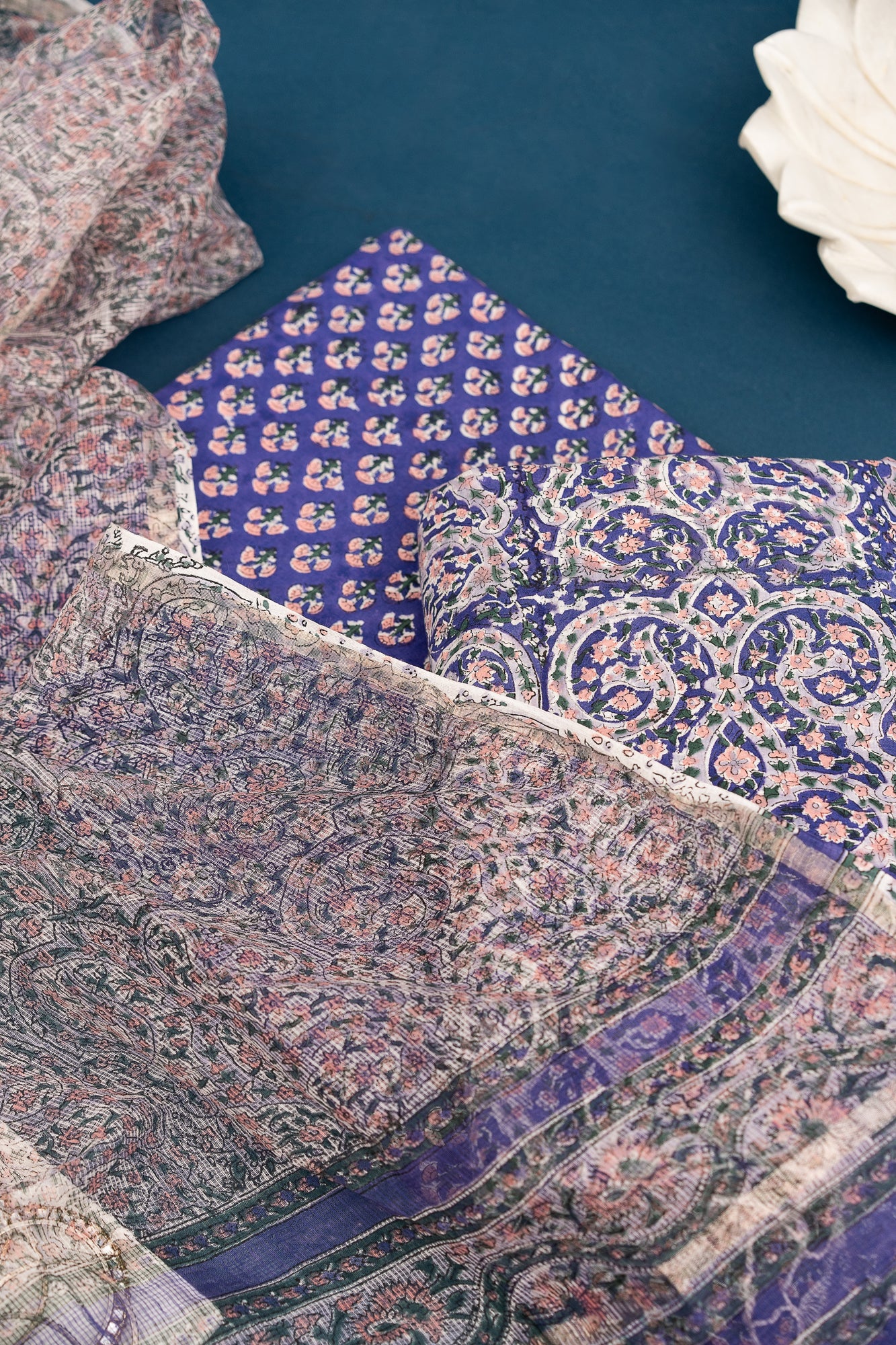 𝗜𝗡𝗗𝗜𝗚𝗢 𝗛𝗢𝗥𝗜𝗭𝗢𝗡 – Unstitched Cotton 60×60 Suit Set with Kota Doria Dupatta (3 Piece Fabric)