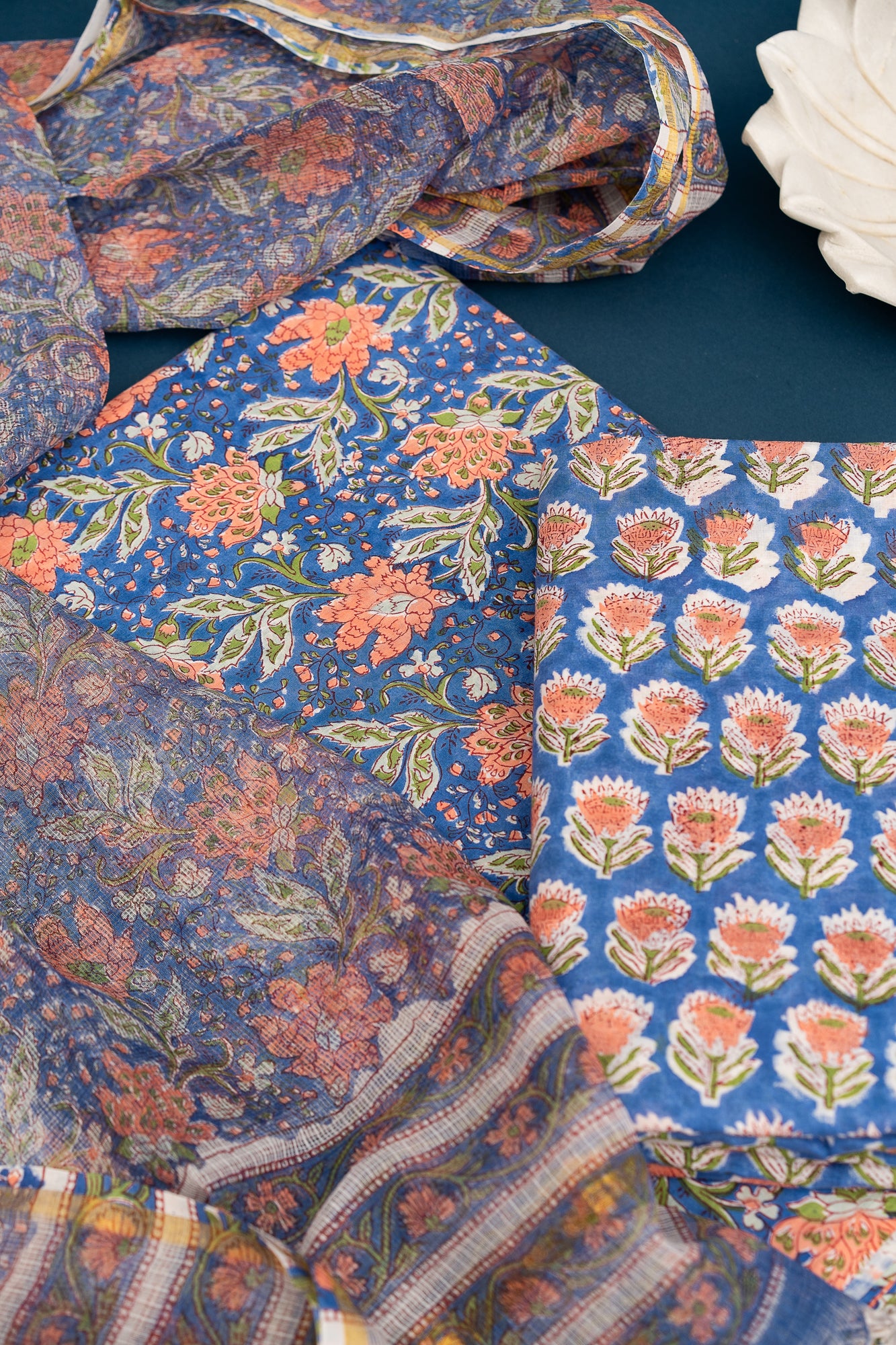 𝗥𝗢𝗬𝗔𝗟 𝗔𝗠𝗕𝗘𝗥 – Unstitched Cotton 60×60 Suit Set with Kota Doria Dupatta (3 Piece Fabric)