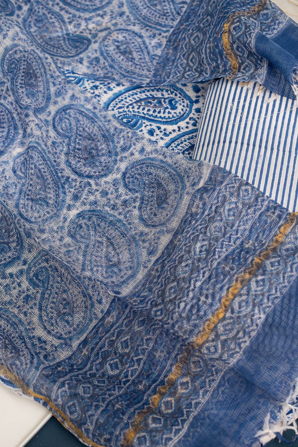 𝗦𝗔𝗣𝗣𝗛𝗜𝗥𝗘 𝗦𝗘𝗥𝗘𝗡𝗜𝗧𝗬 - Unstitched Cotton 60×60 Suit Set with Kota Doria Dupatta (3 Piece Fabric)