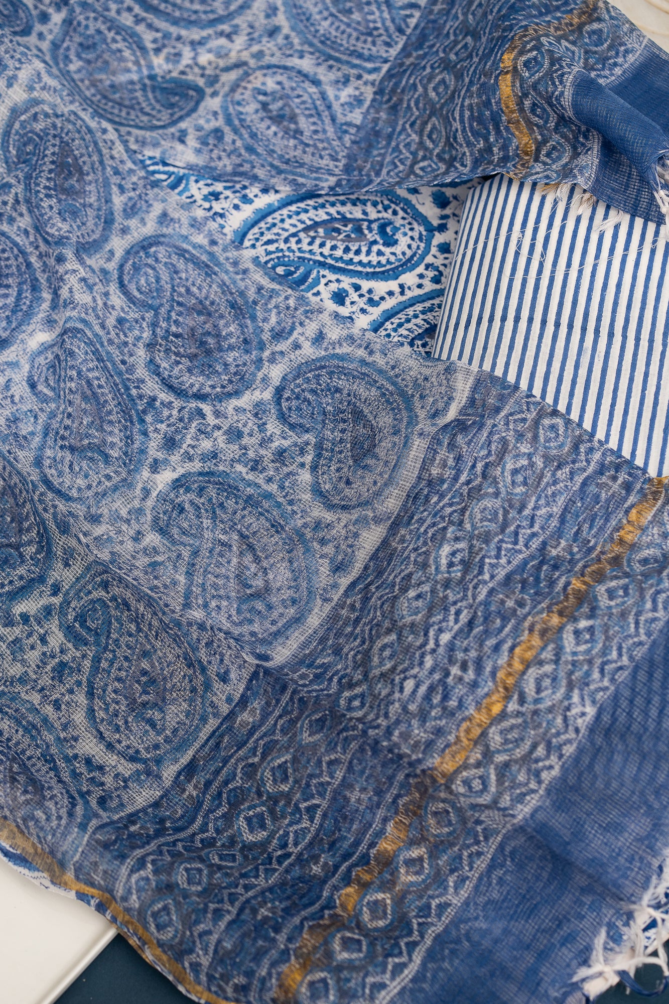 𝗦𝗔𝗣𝗣𝗛𝗜𝗥𝗘 𝗦𝗘𝗥𝗘𝗡𝗜𝗧𝗬 - Unstitched Cotton 60×60 Suit Set with Kota Doria Dupatta (3 Piece Fabric)