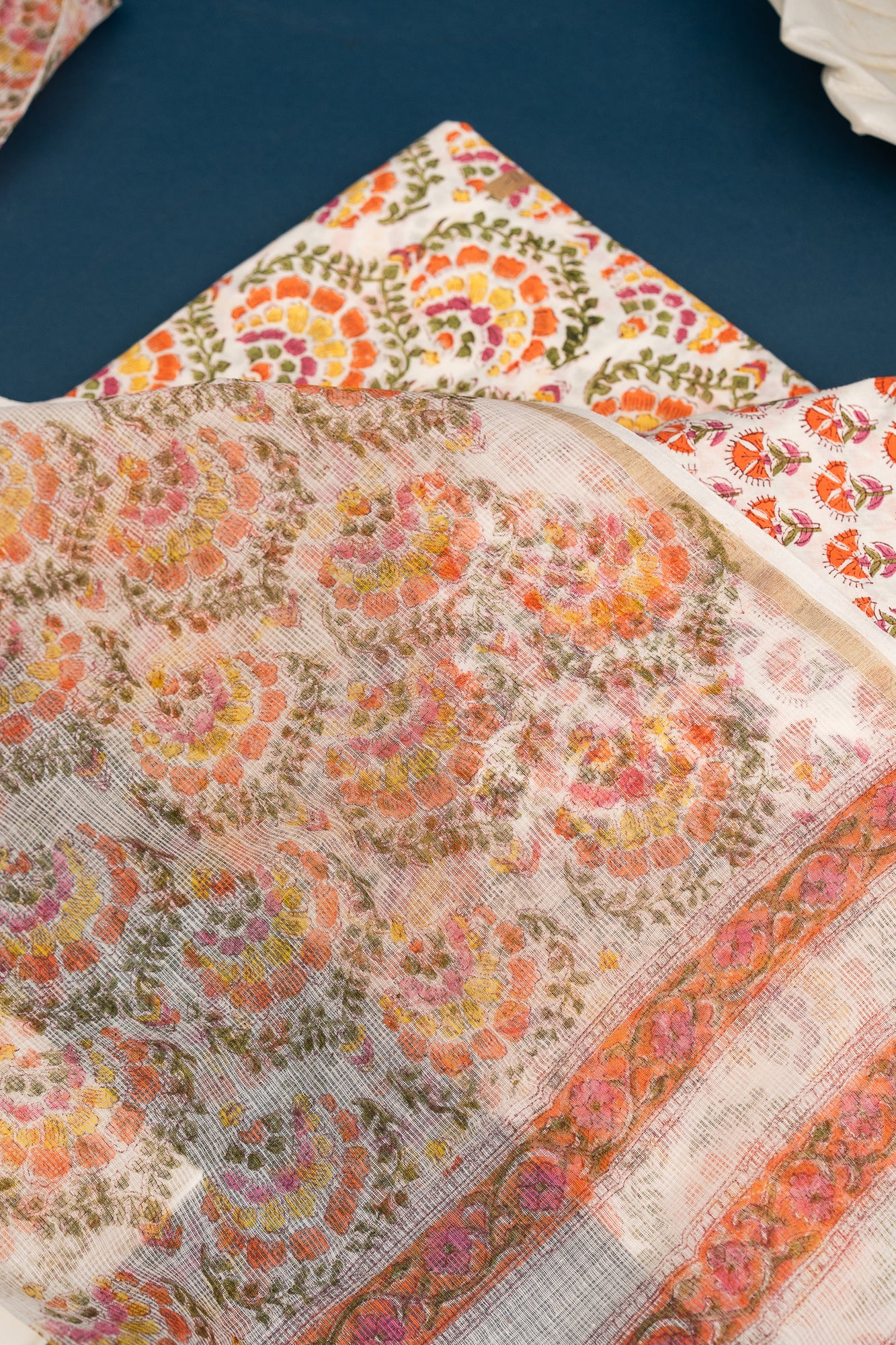 𝗔𝗠𝗘𝗥 𝗚𝗥𝗔𝗖𝗘 - Unstitched Cotton 60×60 Suit Set with Kota Doria Dupatta (3 Piece Fabric)