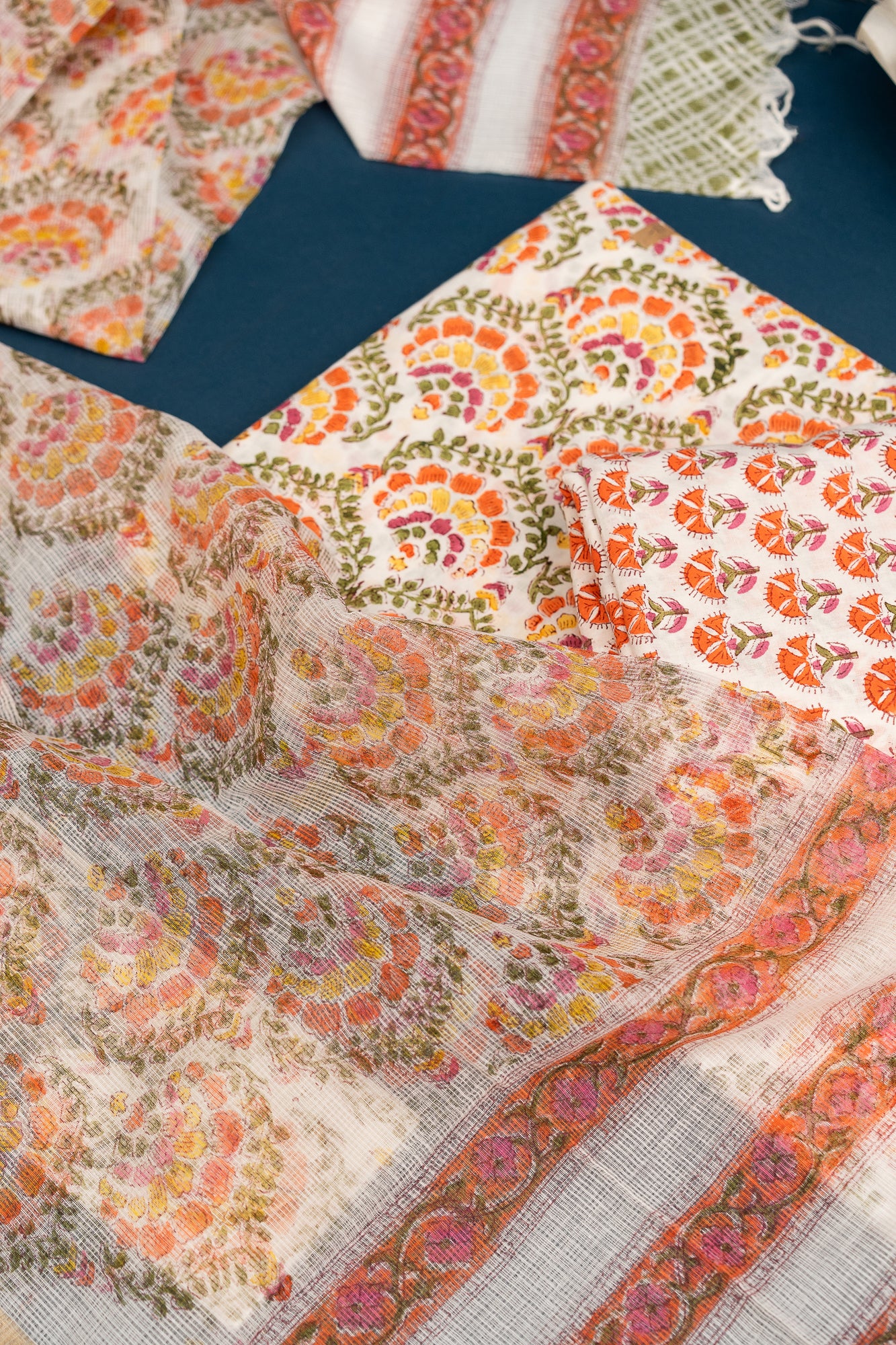 𝗔𝗠𝗘𝗥 𝗚𝗥𝗔𝗖𝗘 - Unstitched Cotton 60×60 Suit Set with Kota Doria Dupatta (3 Piece Fabric)