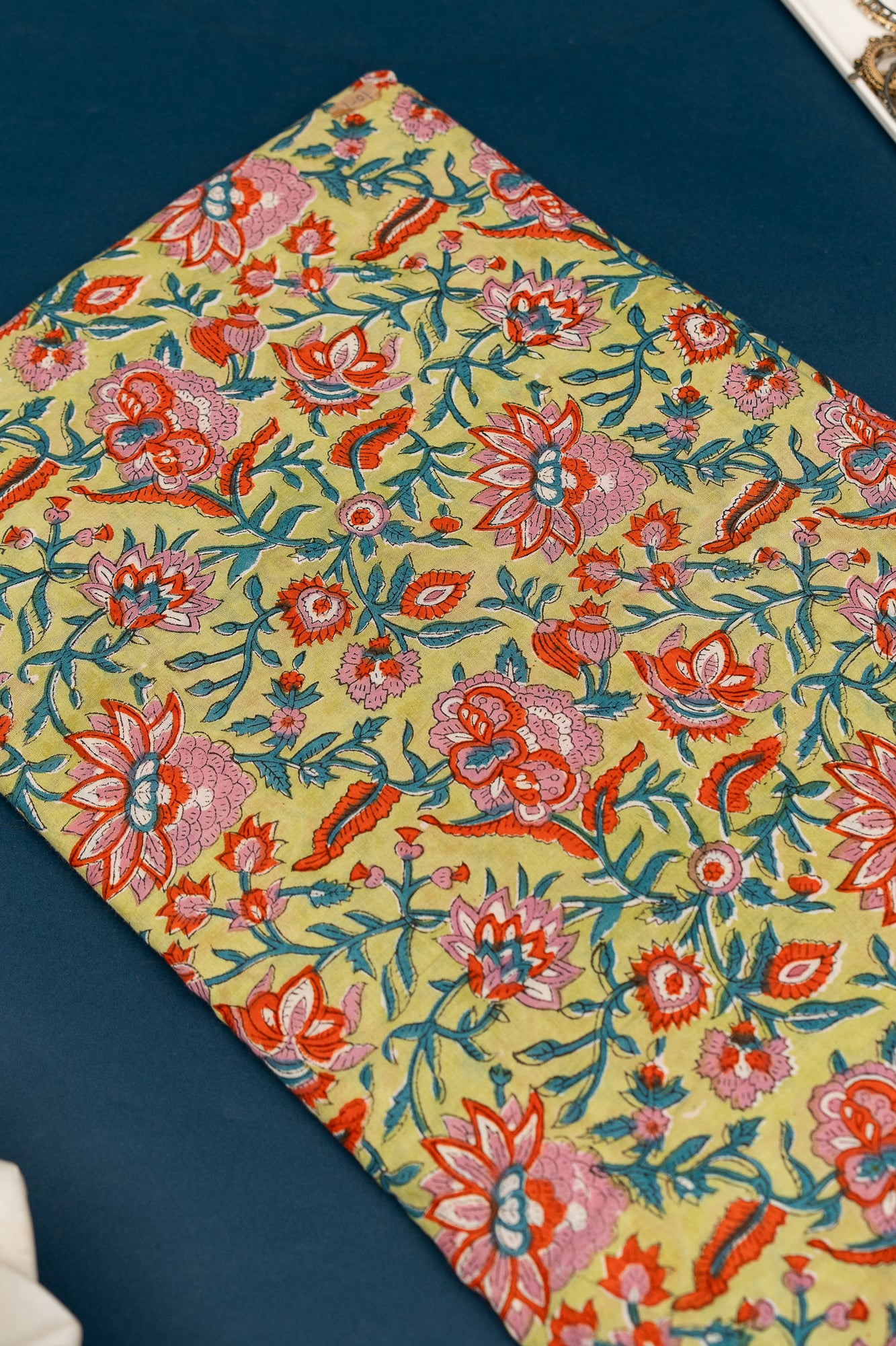 𝗟𝗔𝗜𝗟𝗔 𝗟𝗨𝗫𝗘 - Unstitched Cotton 60×60 Suit Set with Kota Doria Dupatta (3 Piece Fabric)