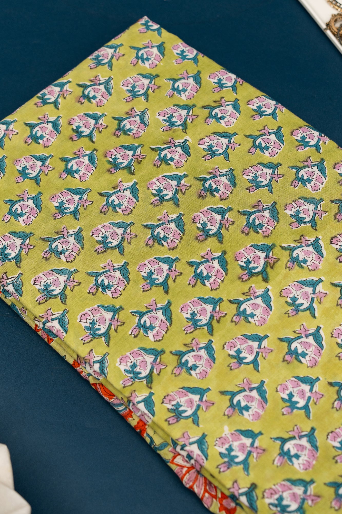 𝗟𝗔𝗜𝗟𝗔 𝗟𝗨𝗫𝗘 - Unstitched Cotton 60×60 Suit Set with Kota Doria Dupatta (3 Piece Fabric)