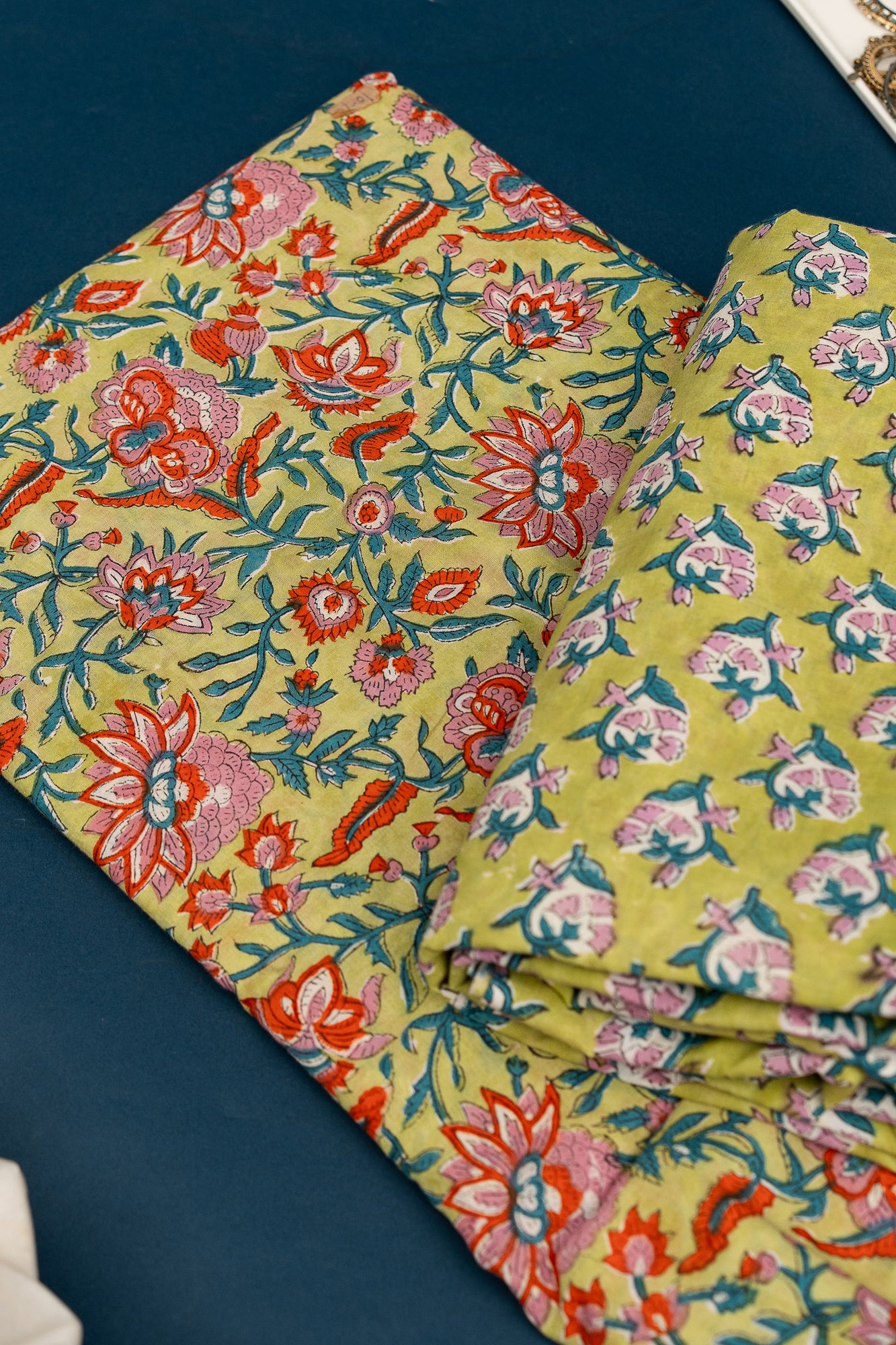 𝗟𝗔𝗜𝗟𝗔 𝗟𝗨𝗫𝗘 - Unstitched Cotton 60×60 Suit Set with Kota Doria Dupatta (3 Piece Fabric)