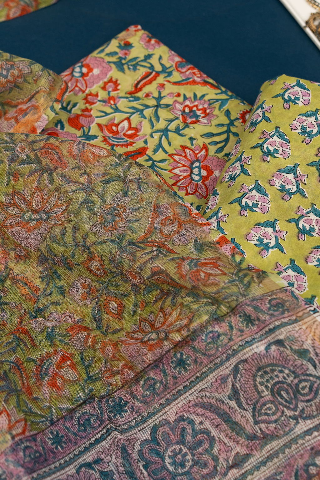 𝗟𝗔𝗜𝗟𝗔 𝗟𝗨𝗫𝗘 - Unstitched Cotton 60×60 Suit Set with Kota Doria Dupatta (3 Piece Fabric)