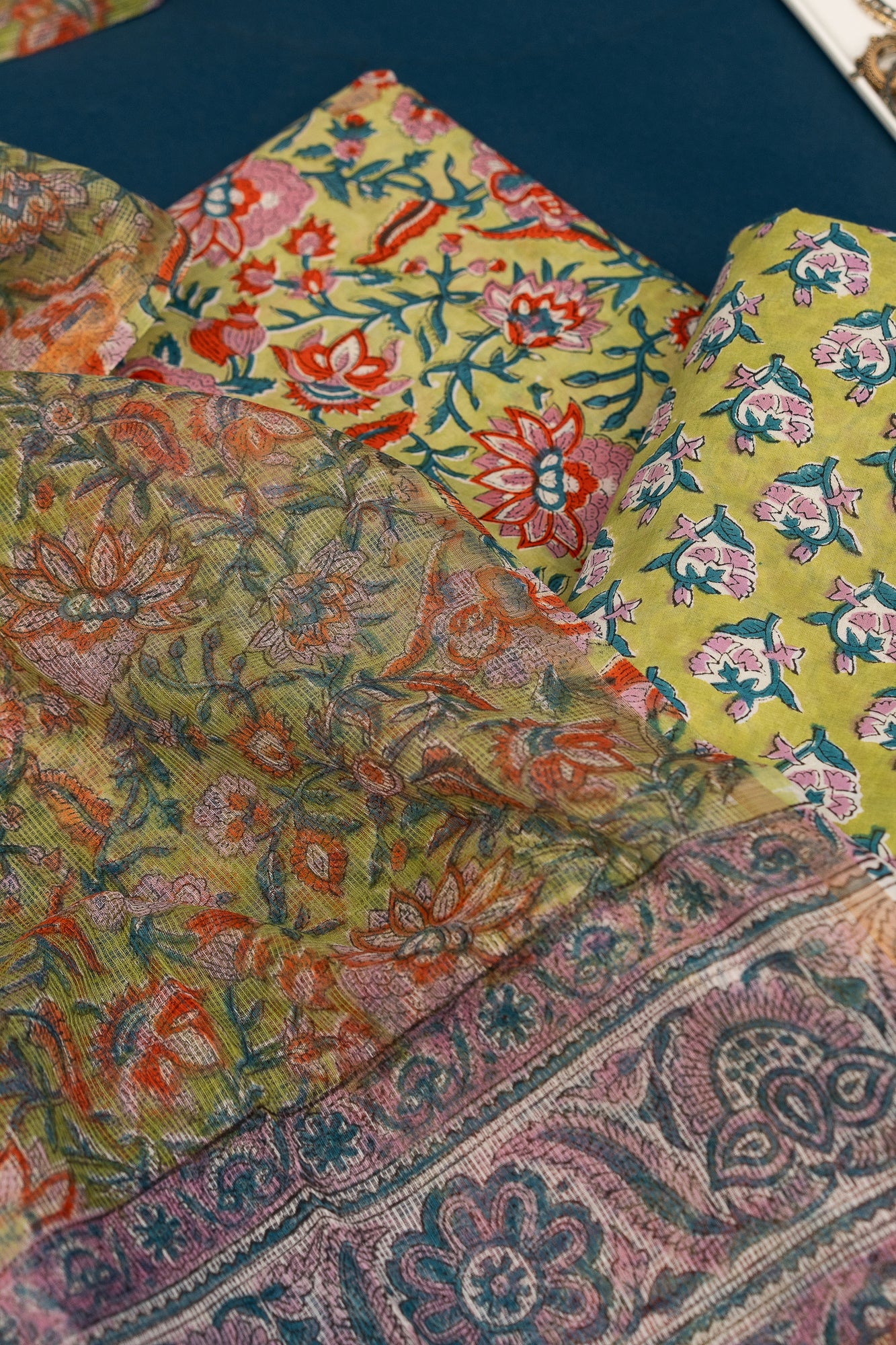 𝗟𝗔𝗜𝗟𝗔 𝗟𝗨𝗫𝗘 - Unstitched Cotton 60×60 Suit Set with Kota Doria Dupatta (3 Piece Fabric)