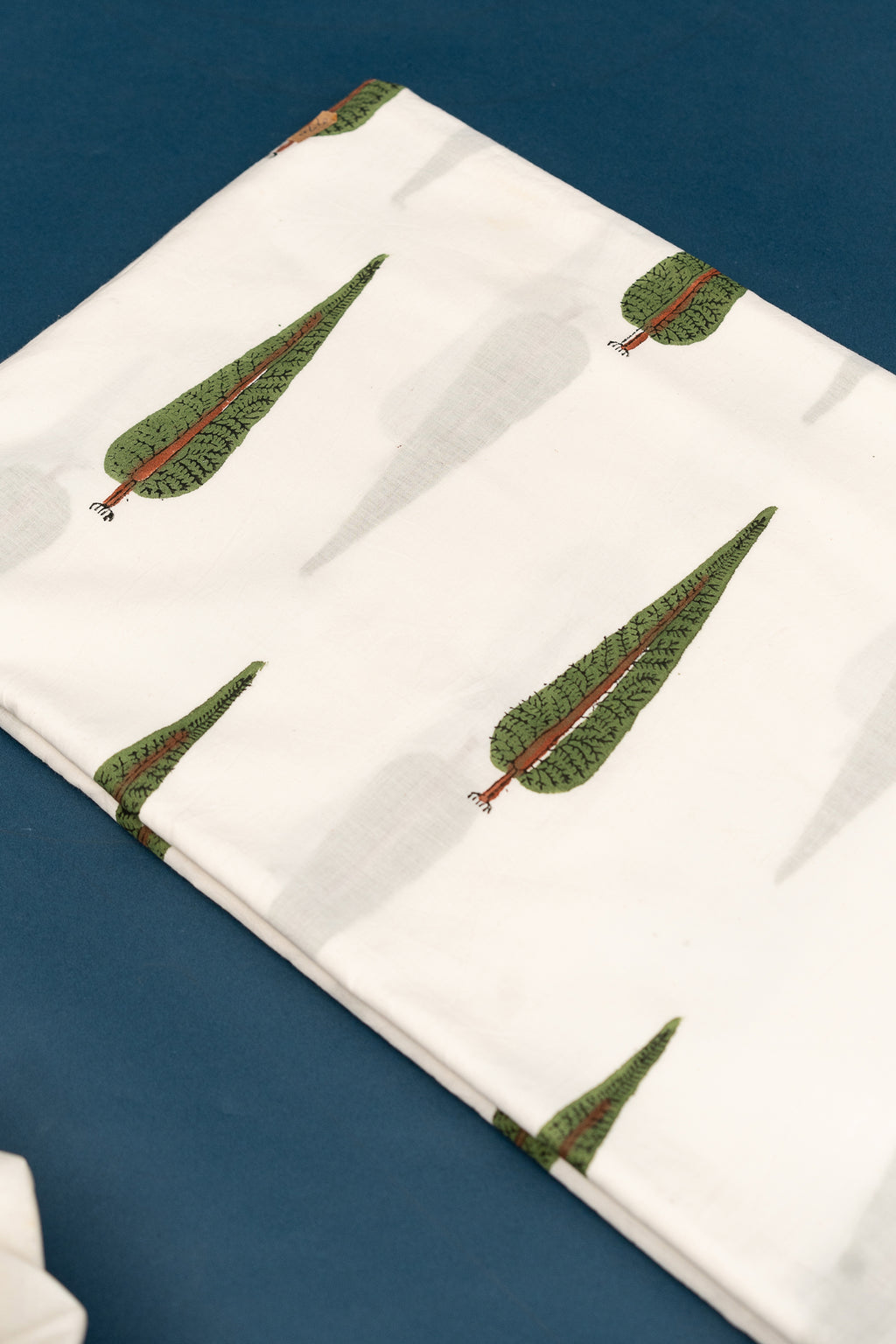 𝗠𝗨𝗚𝗛𝗔𝗟 𝗕𝗨𝗧𝗧𝗔 𝗘𝗟𝗘𝗚𝗔𝗡𝗖𝗘 - Unstitched Cotton 60×60 Suit Set with Kota Doria Dupatta (3 Piece Fabric)