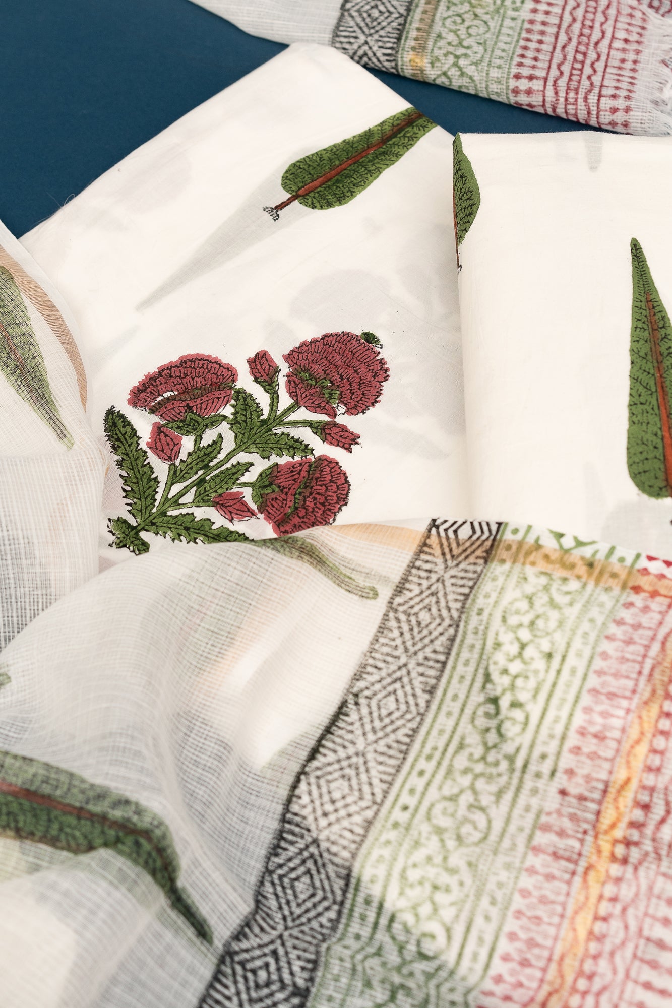 𝗠𝗨𝗚𝗛𝗔𝗟 𝗕𝗨𝗧𝗧𝗔 𝗘𝗟𝗘𝗚𝗔𝗡𝗖𝗘 - Unstitched Cotton 60×60 Suit Set with Kota Doria Dupatta (3 Piece Fabric)