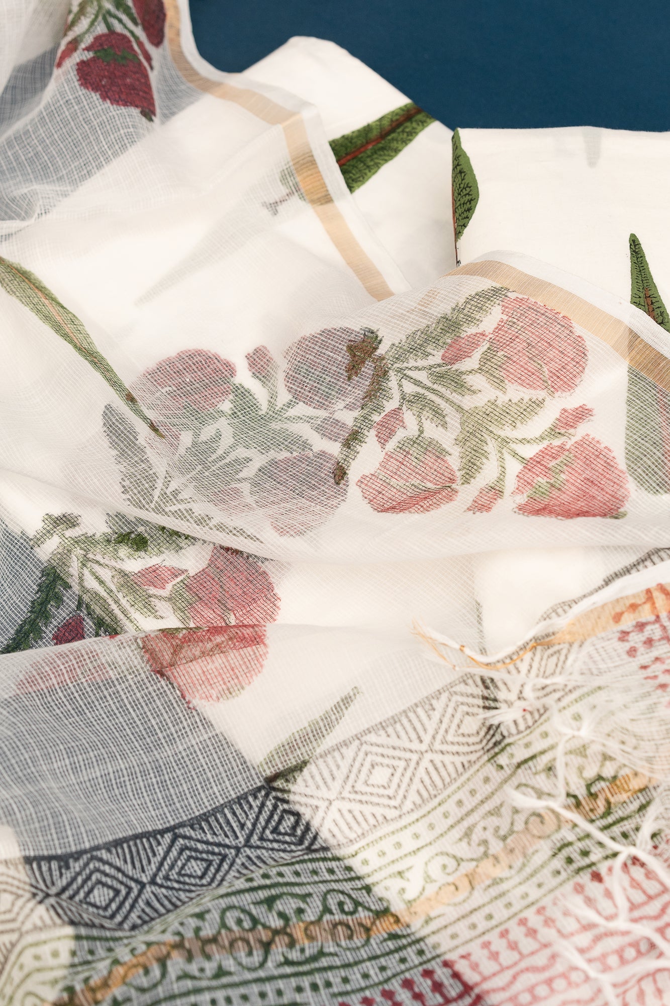 𝗠𝗨𝗚𝗛𝗔𝗟 𝗕𝗨𝗧𝗧𝗔 𝗘𝗟𝗘𝗚𝗔𝗡𝗖𝗘 - Unstitched Cotton 60×60 Suit Set with Kota Doria Dupatta (3 Piece Fabric)