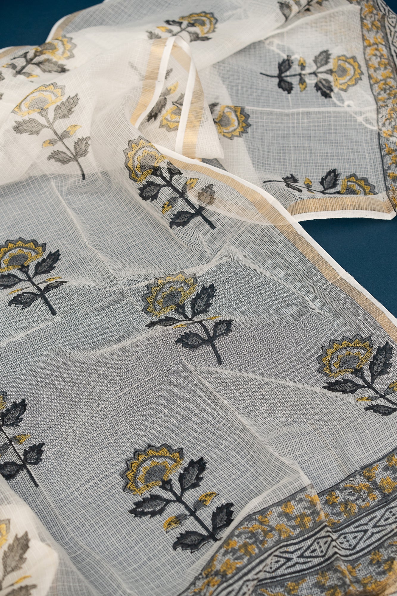 𝗡𝗔𝗥𝗚𝗜𝗦 𝗡𝗢𝗢𝗥 - Unstitched Cotton 60×60 Suit Set with Kota Doria Dupatta (3 Piece Fabric)