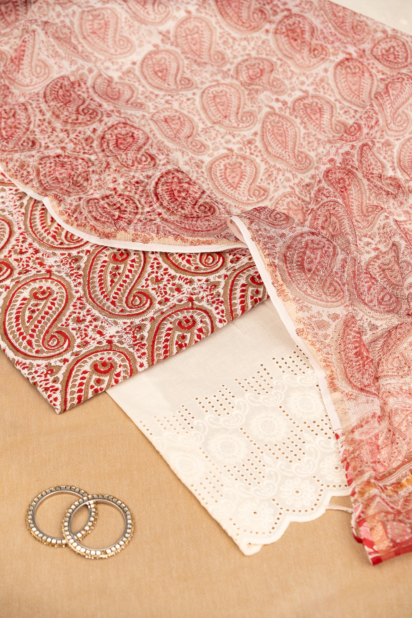 𝗣𝗔𝗜𝗦𝗟𝗘𝗬 𝗦𝗣𝗔𝗥𝗞 - Unstitched Cotton 60×60 Suit Set with Kota Doria Dupatta (3 Piece Fabric)