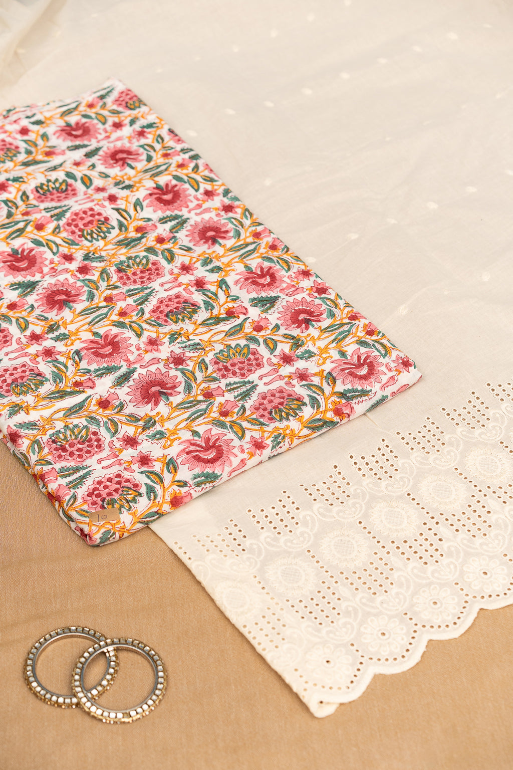 𝗦𝗔𝗡𝗚𝗔𝗡𝗘𝗥𝗜 𝗘𝗟𝗘𝗚𝗔𝗡𝗖𝗘 – Unstitched Cotton 60×60 Suit Set with Kota Doria Dupatta (3 Piece Fabric)