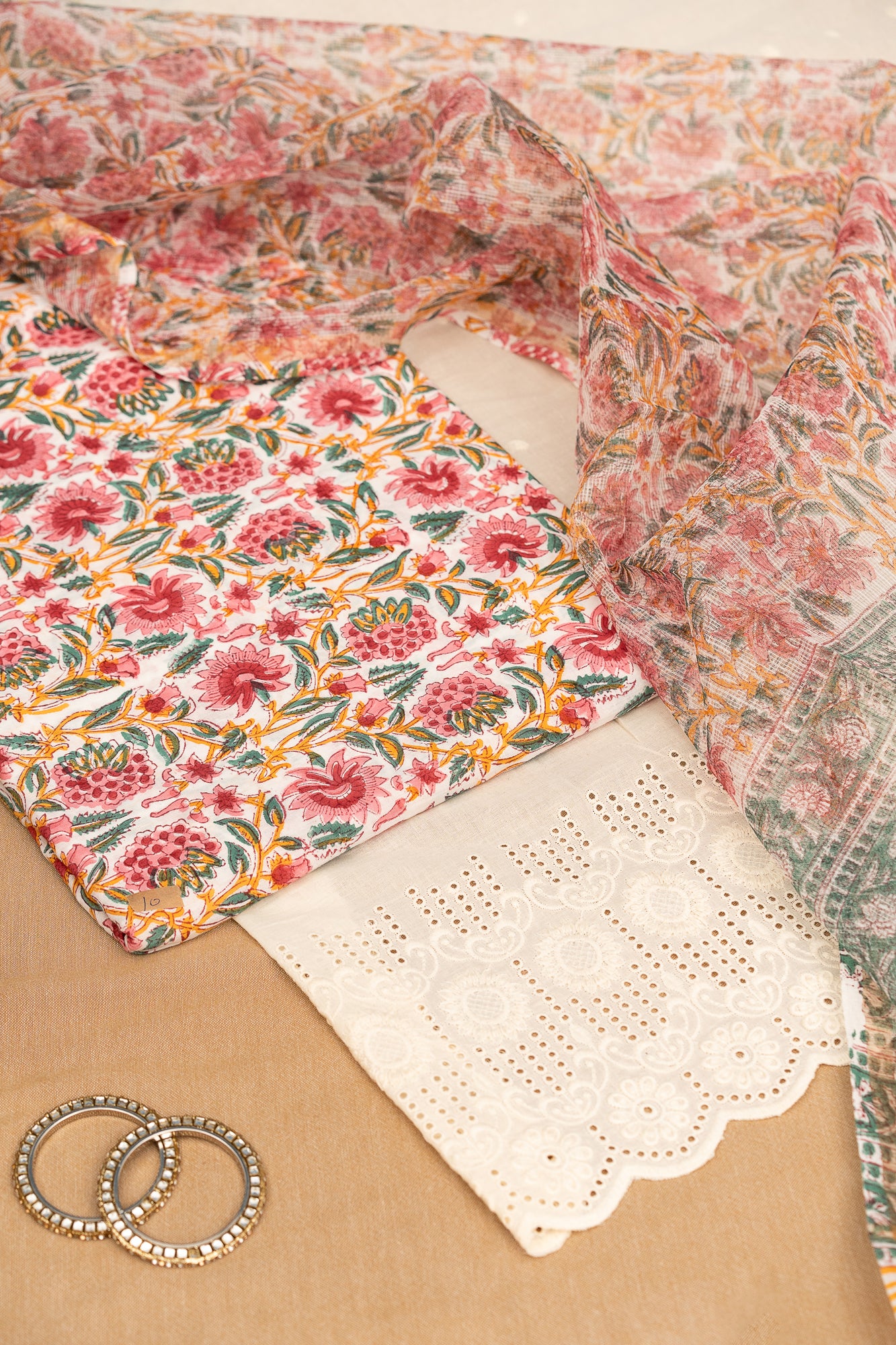 𝗦𝗔𝗡𝗚𝗔𝗡𝗘𝗥𝗜 𝗘𝗟𝗘𝗚𝗔𝗡𝗖𝗘 – Unstitched Cotton 60×60 Suit Set with Kota Doria Dupatta (3 Piece Fabric)