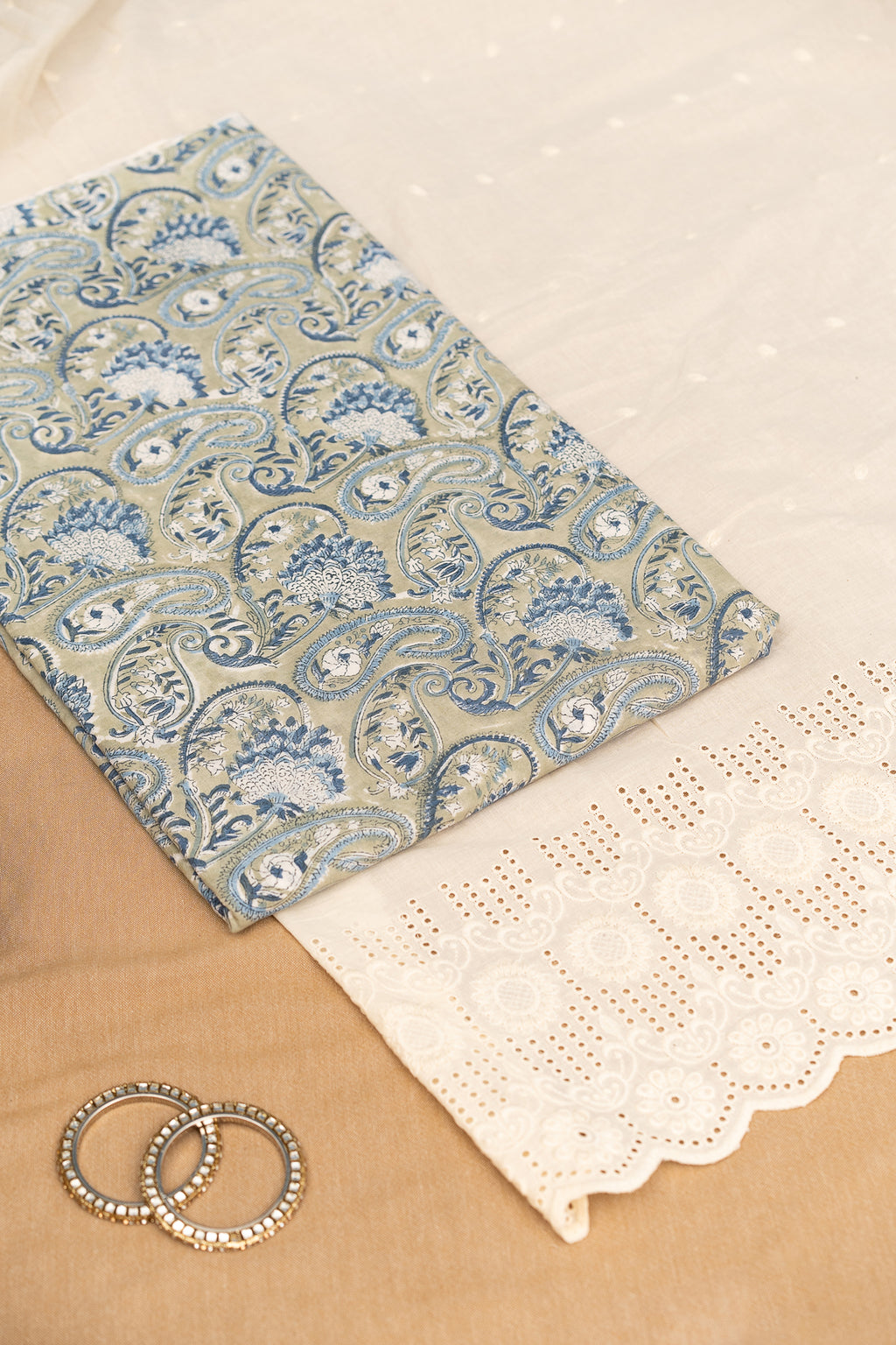 𝗘𝗧𝗘𝗥𝗡𝗔𝗟 𝗣𝗔𝗜𝗦𝗟𝗘𝗬 – Unstitched Cotton 60×60 Suit Set with Kota Doria Dupatta (3 Piece Fabric)