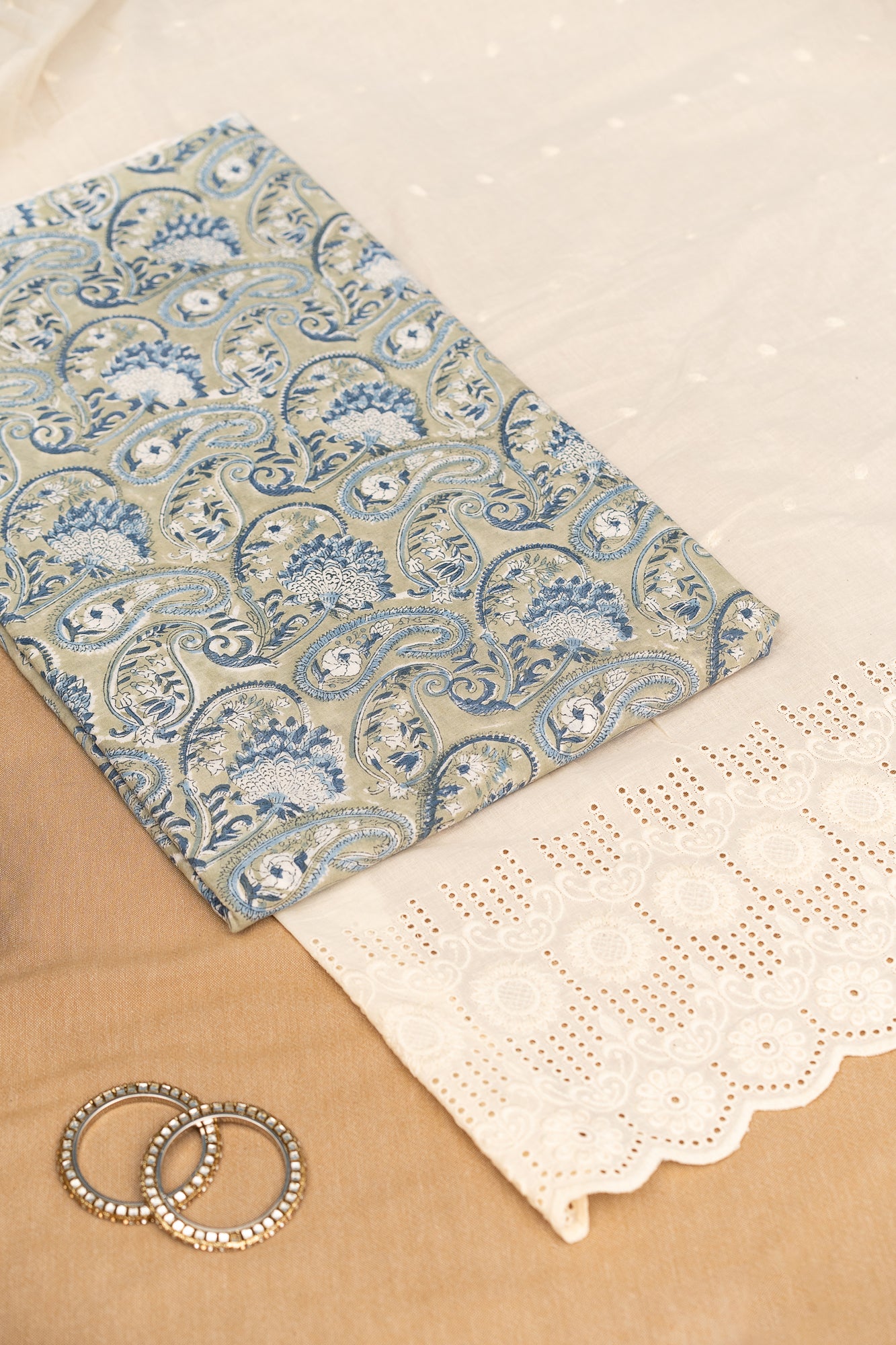 𝗘𝗧𝗘𝗥𝗡𝗔𝗟 𝗣𝗔𝗜𝗦𝗟𝗘𝗬 – Unstitched Cotton 60×60 Suit Set with Kota Doria Dupatta (3 Piece Fabric)