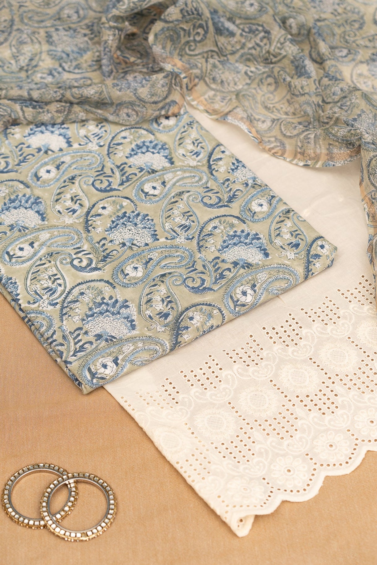 𝗘𝗧𝗘𝗥𝗡𝗔𝗟 𝗣𝗔𝗜𝗦𝗟𝗘𝗬 – Unstitched Cotton 60×60 Suit Set with Kota Doria Dupatta (3 Piece Fabric)