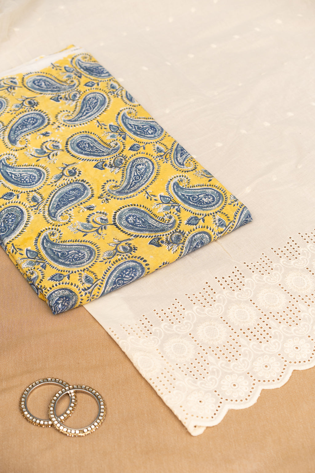 𝗗𝗔𝗥𝗕𝗔𝗥 𝗘𝗟𝗘𝗚𝗔𝗡𝗖𝗘 – Unstitched Cotton 60×60 Suit Set with Kota Doria Dupatta (3 Piece Fabric)