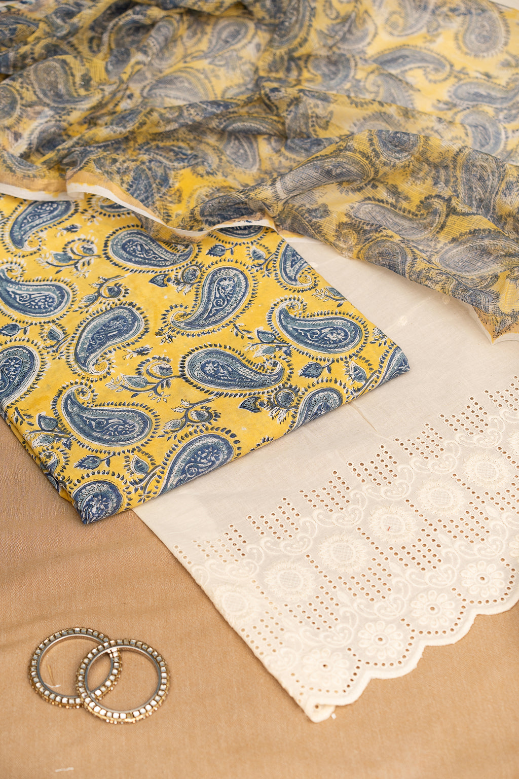 𝗗𝗔𝗥𝗕𝗔𝗥 𝗘𝗟𝗘𝗚𝗔𝗡𝗖𝗘 – Unstitched Cotton 60×60 Suit Set with Kota Doria Dupatta (3 Piece Fabric)