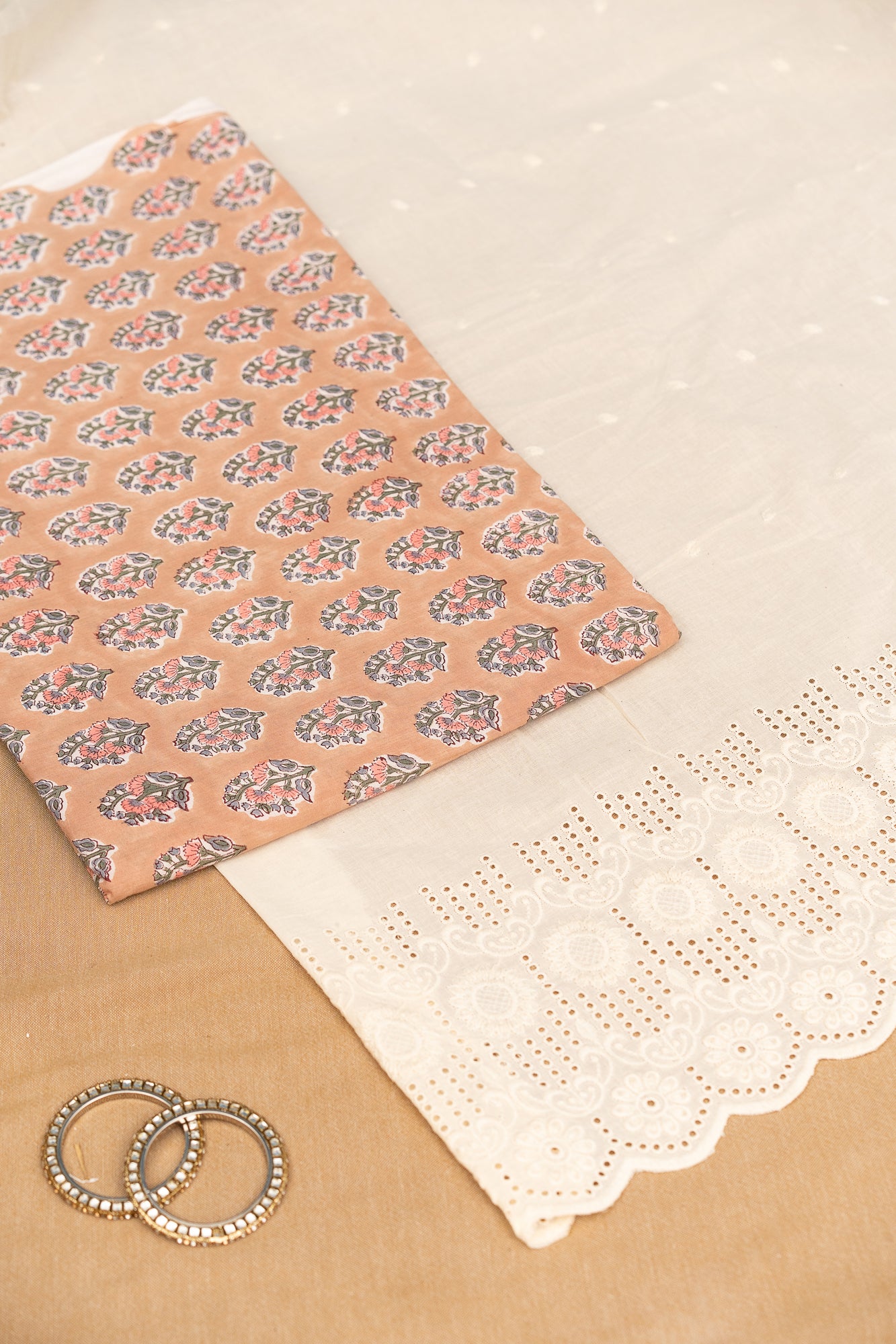 𝗦𝗔𝗡𝗚𝗔𝗡𝗘𝗥𝗜 𝗕𝗨𝗧𝗧𝗜 – Unstitched Cotton 60×60 Suit Set with Kota Doria Dupatta (3 Piece Fabric)