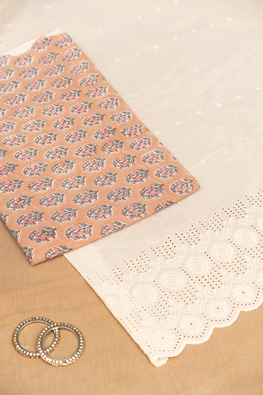 𝗦𝗔𝗡𝗚𝗔𝗡𝗘𝗥𝗜 𝗕𝗨𝗧𝗧𝗜 – Unstitched Cotton 60×60 Suit Set with Kota Doria Dupatta (3 Piece Fabric)