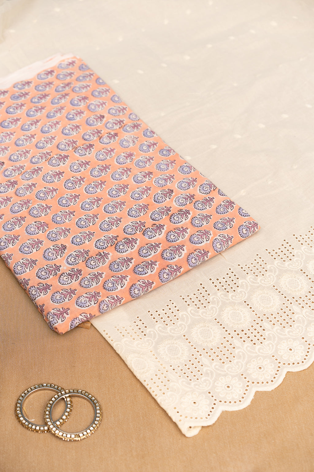 𝗦𝗔𝗡𝗚𝗔𝗡𝗘𝗥𝗜 𝗕𝗨𝗧𝗧𝗜 – Unstitched Cotton 60×60 Suit Set with Kota Doria Dupatta (3 Piece Fabric)