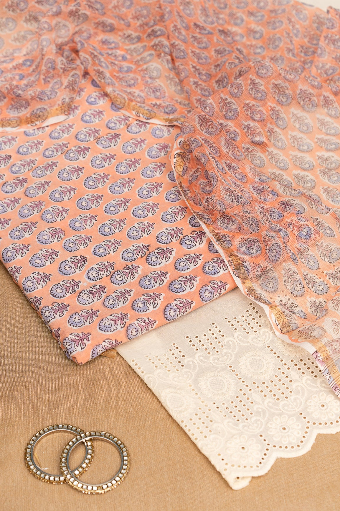 𝗦𝗔𝗡𝗚𝗔𝗡𝗘𝗥𝗜 𝗕𝗨𝗧𝗧𝗜 – Unstitched Cotton 60×60 Suit Set with Kota Doria Dupatta (3 Piece Fabric)