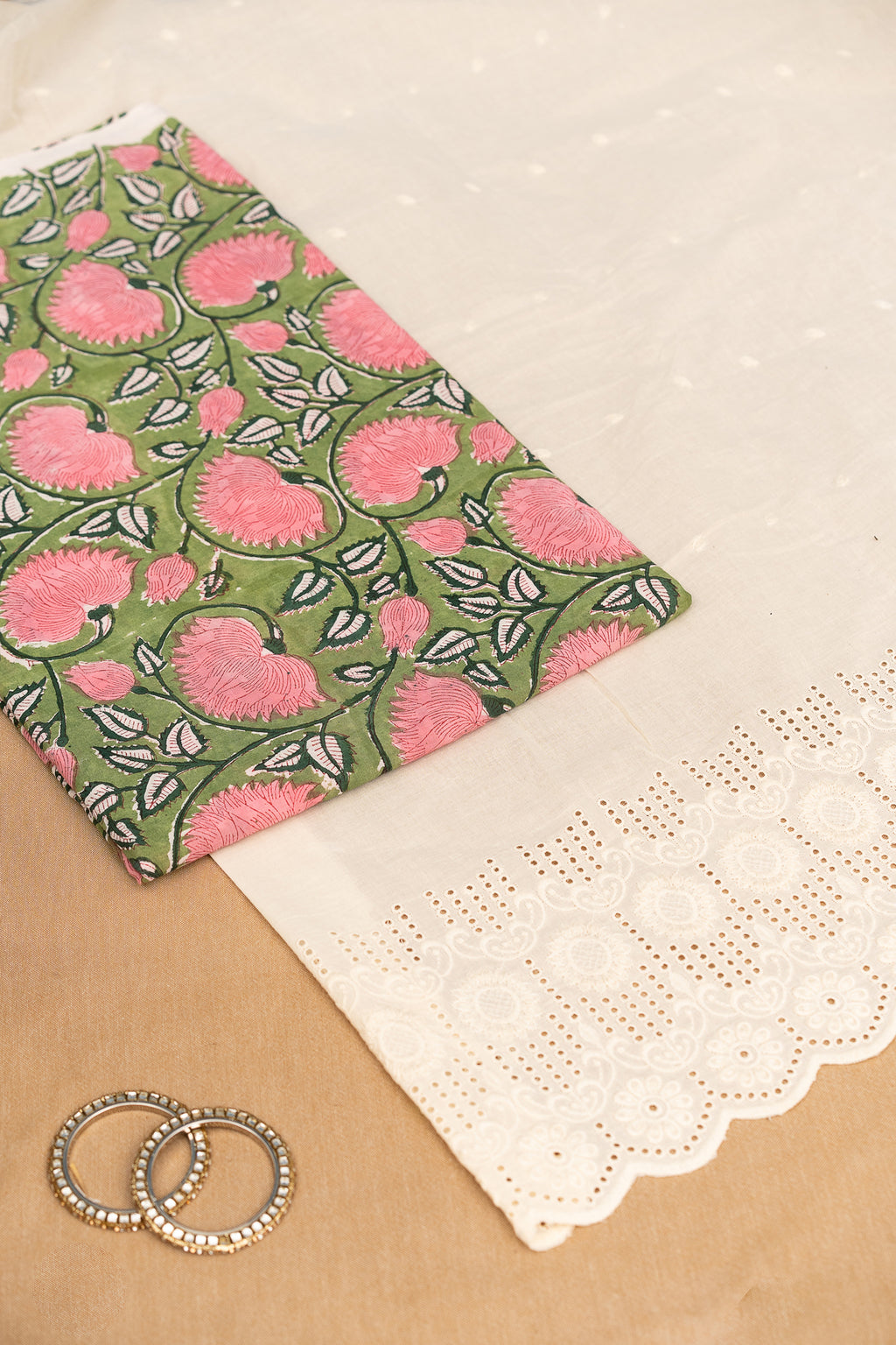 𝗔𝗔𝗡𝗚𝗔𝗡 𝗔𝗨𝗥𝗔 – Unstitched Cotton 60×60 Suit Set with Kota Doria Dupatta (3 Piece Fabric)