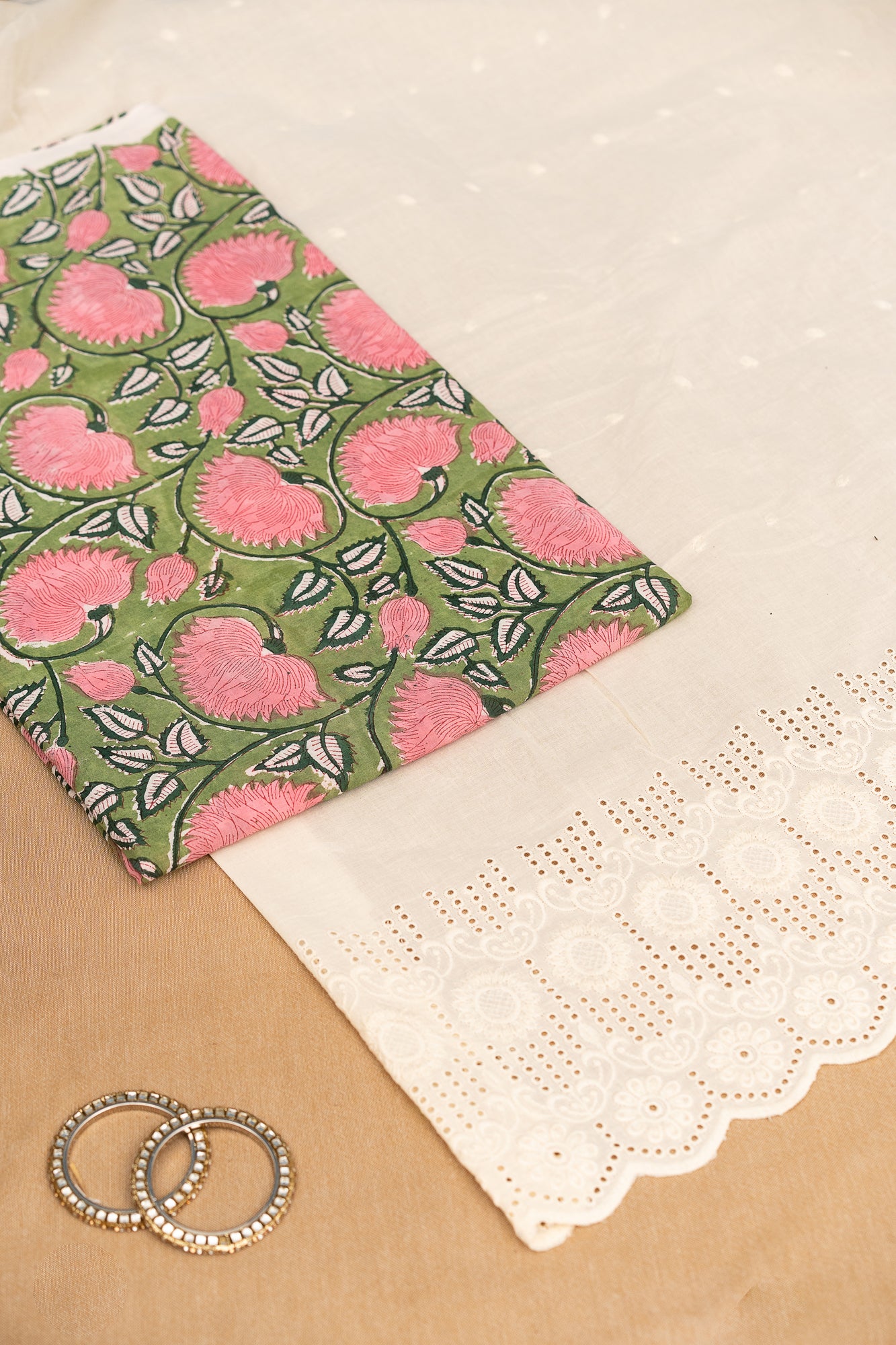 𝗔𝗔𝗡𝗚𝗔𝗡 𝗔𝗨𝗥𝗔 – Unstitched Cotton 60×60 Suit Set with Kota Doria Dupatta (3 Piece Fabric)