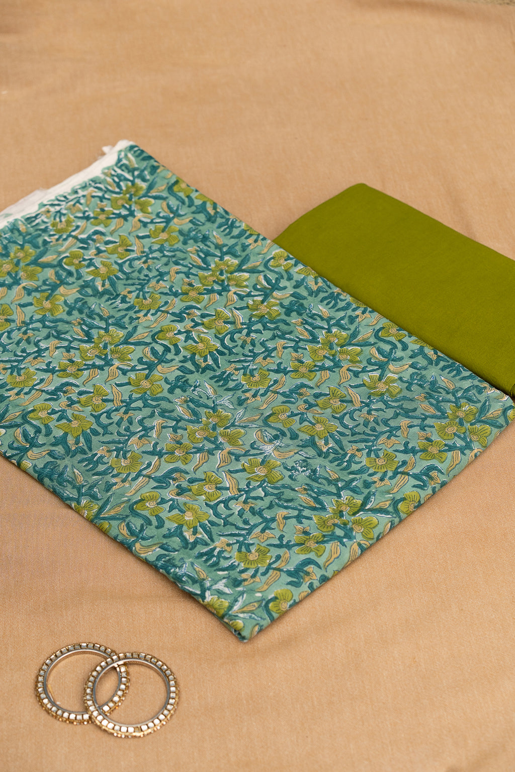 𝗛𝗔𝗥𝗬𝗔𝗟𝗜 𝗛𝗨𝗘𝗦 – Unstitched Cotton 60×60 Suit Set with Kota Doria Dupatta (3 Piece Fabric)