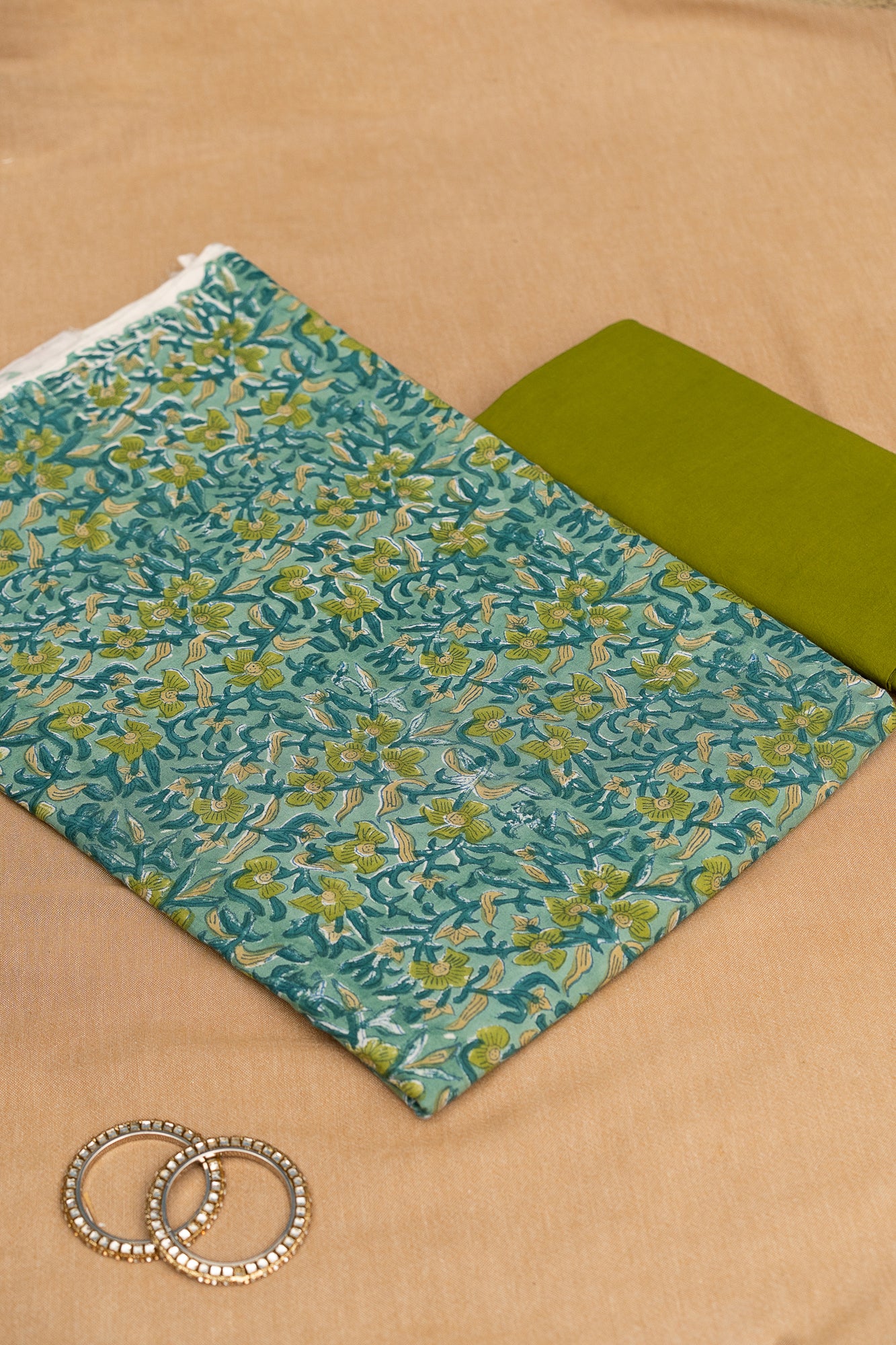 𝗛𝗔𝗥𝗬𝗔𝗟𝗜 𝗛𝗨𝗘𝗦 – Unstitched Cotton 60×60 Suit Set with Kota Doria Dupatta (3 Piece Fabric)