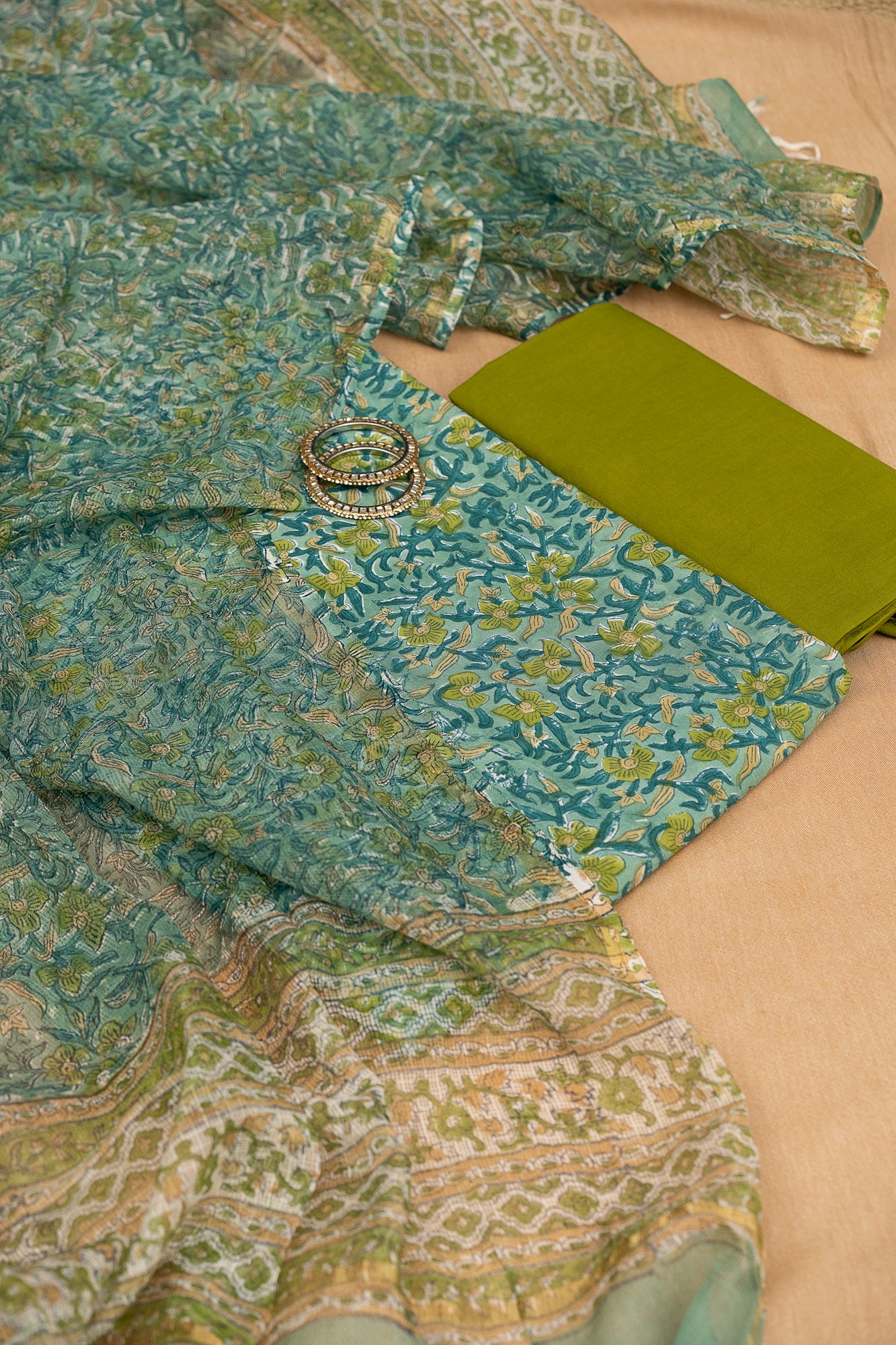 𝗛𝗔𝗥𝗬𝗔𝗟𝗜 𝗛𝗨𝗘𝗦 – Unstitched Cotton 60×60 Suit Set with Kota Doria Dupatta (3 Piece Fabric)