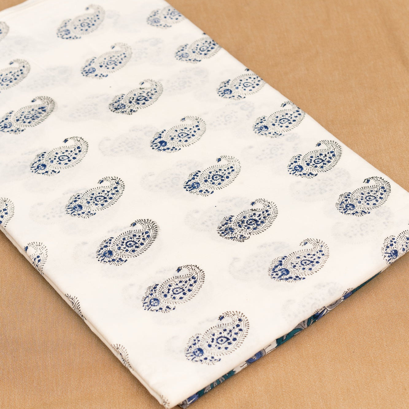 𝗣𝗘𝗔𝗥𝗟 𝗣𝗘𝗧𝗔𝗟 – Unstitched Cotton 60×60 Suit Set with Kota Doria Dupatta (3 Piece Fabric)