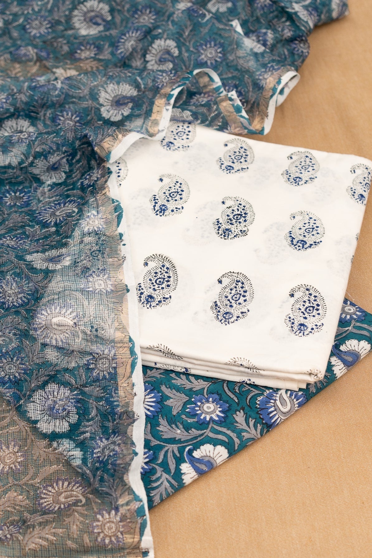 𝗣𝗘𝗔𝗥𝗟 𝗣𝗘𝗧𝗔𝗟 – Unstitched Cotton 60×60 Suit Set with Kota Doria Dupatta (3 Piece Fabric)