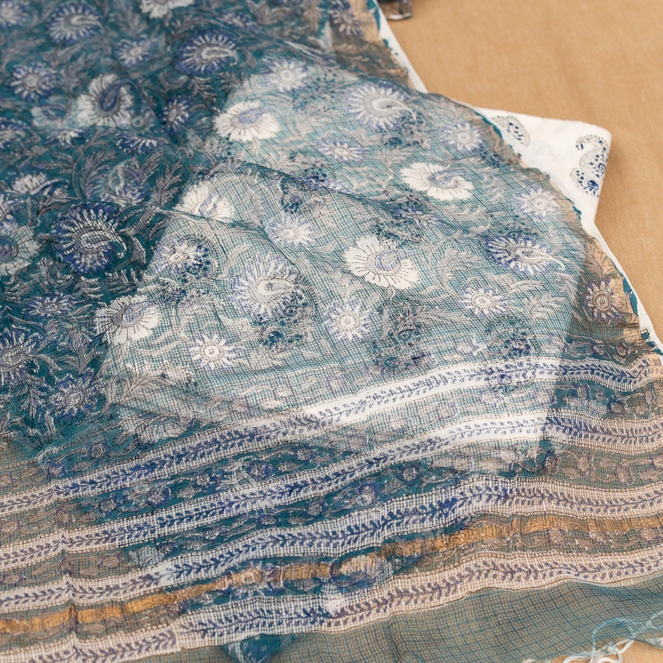 𝗣𝗘𝗔𝗥𝗟 𝗣𝗘𝗧𝗔𝗟 – Unstitched Cotton 60×60 Suit Set with Kota Doria Dupatta (3 Piece Fabric)