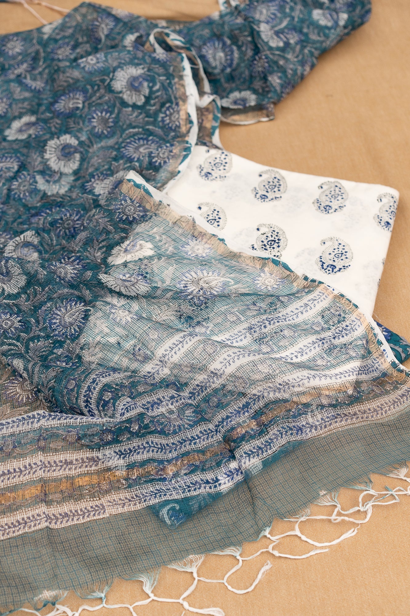 𝗣𝗘𝗔𝗥𝗟 𝗣𝗘𝗧𝗔𝗟 – Unstitched Cotton 60×60 Suit Set with Kota Doria Dupatta (3 Piece Fabric)