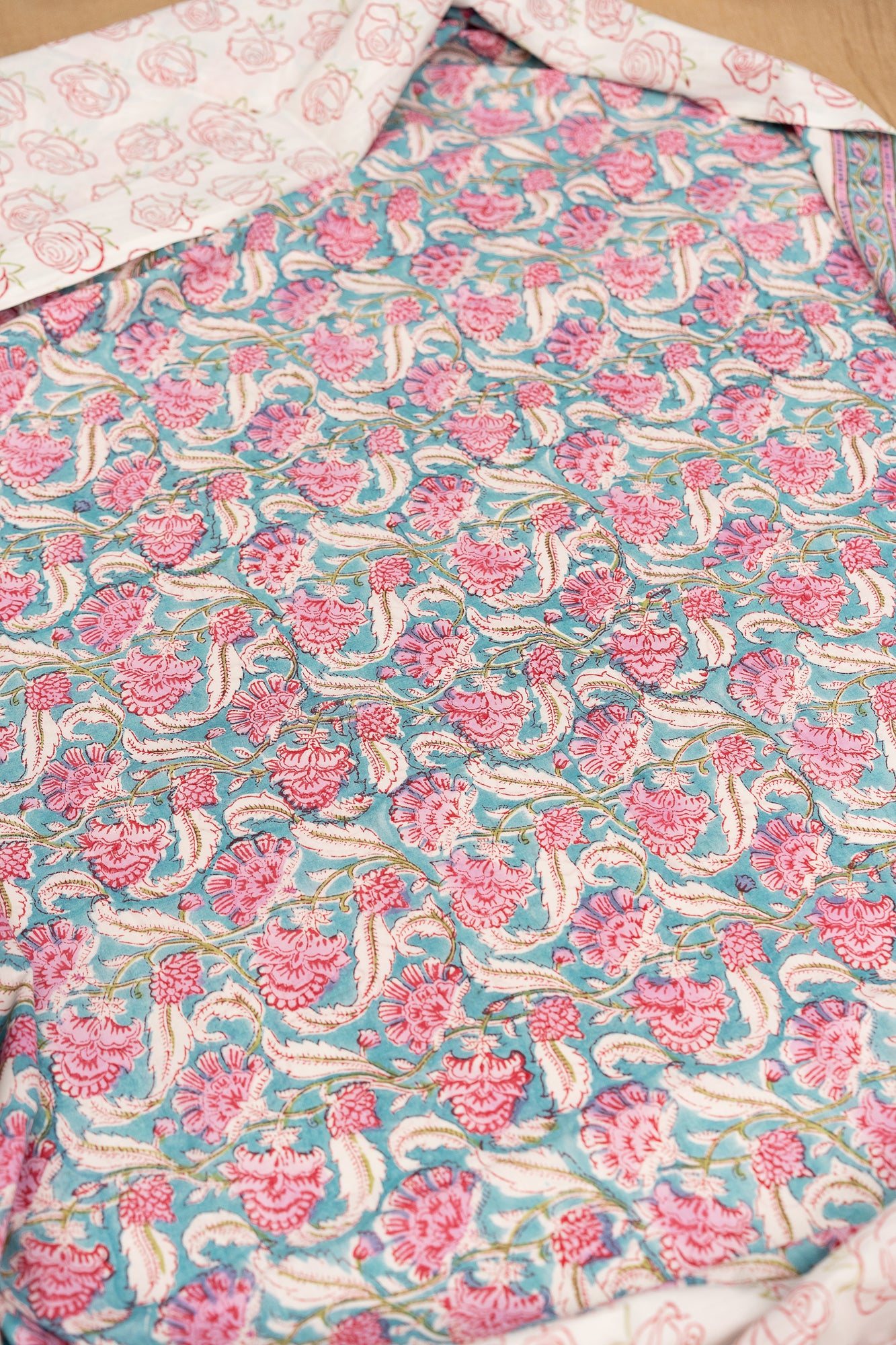 𝗞𝗛𝗪𝗔𝗔𝗕 𝗘 𝗚𝗨𝗟𝗔𝗕 – Unstitched Cotton 60×60 Suit Set with Kota Doria Dupatta (3 Piece Fabric)