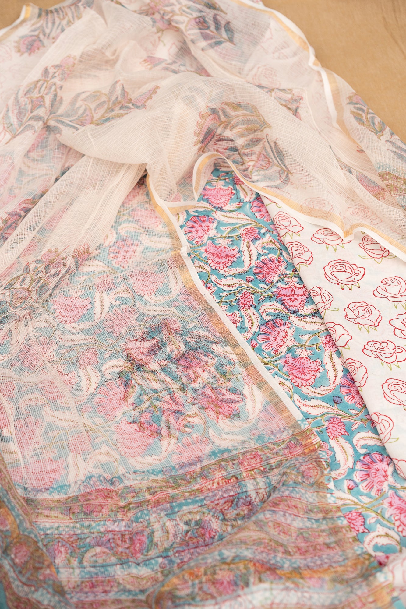 𝗞𝗛𝗪𝗔𝗔𝗕 𝗘 𝗚𝗨𝗟𝗔𝗕 – Unstitched Cotton 60×60 Suit Set with Kota Doria Dupatta (3 Piece Fabric)