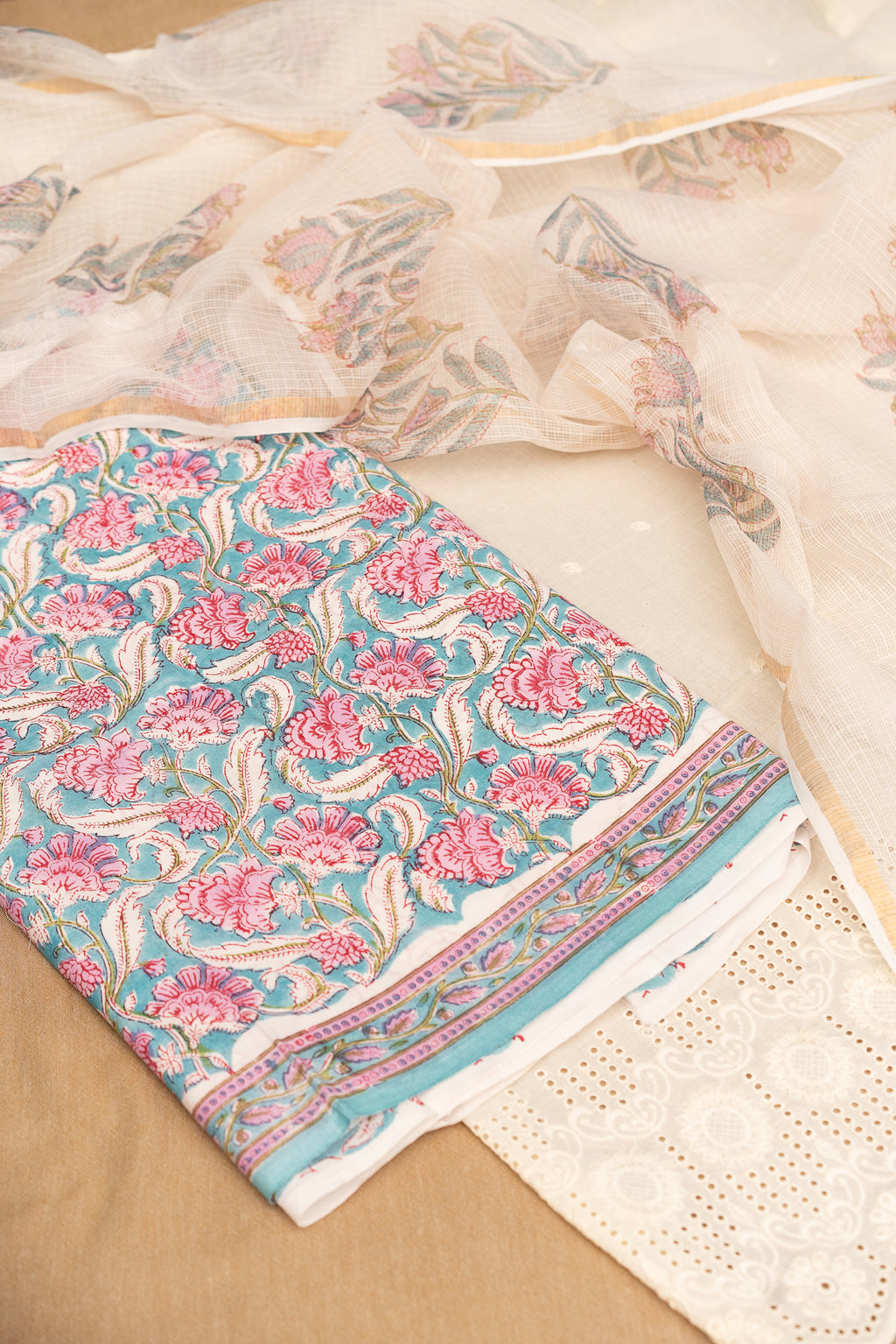 𝗞𝗛𝗪𝗔𝗔𝗕 𝗘 𝗚𝗨𝗟𝗔𝗕 – Unstitched Cotton 60×60 Suit Set with Kota Doria Dupatta (3 Piece Fabric)