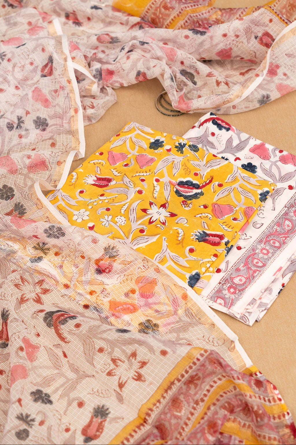 𝗥𝗢𝗦𝗛𝗡𝗜 𝗥𝗔𝗗𝗜𝗔𝗡𝗖𝗘 - Unstitched Cotton 60×60 Suit Set with Kota Doria Dupatta (3 Piece Fabric)