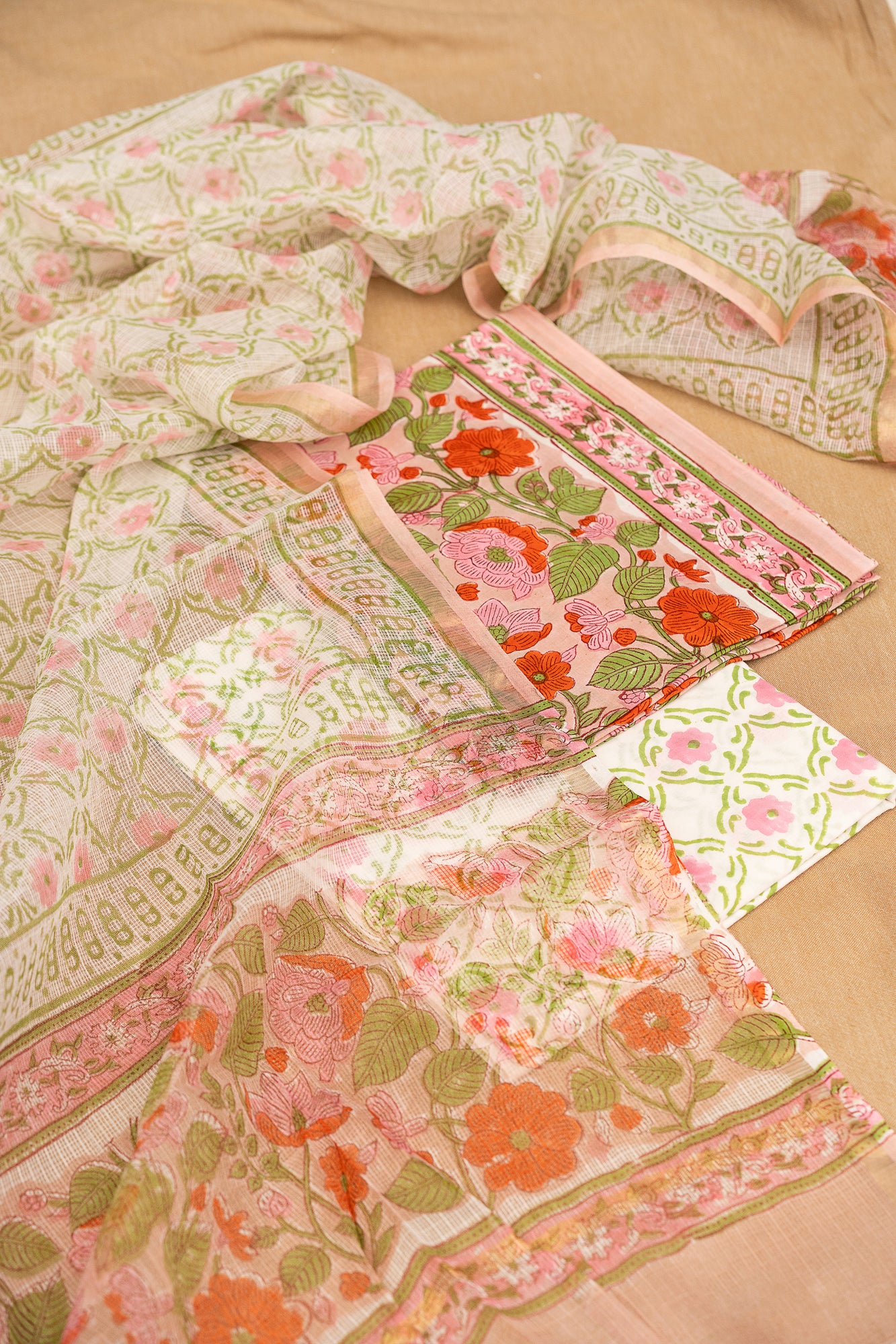 𝗠𝗔𝗛𝗔𝗥𝗔𝗡𝗜 𝗩𝗘𝗜𝗟 - Unstitched Cotton 60×60 Suit Set with Kota Doria Dupatta (3 Piece Fabric)