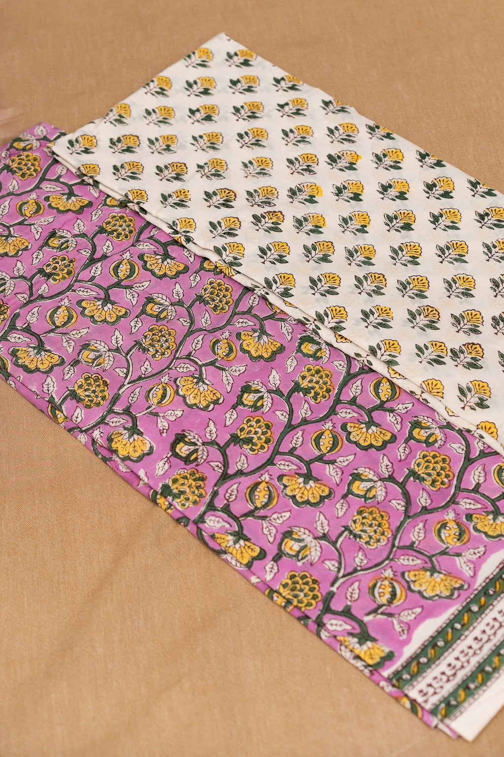 𝗦𝗔𝗡𝗚𝗔𝗡𝗘𝗥𝗜 𝗧𝗥𝗔𝗜𝗟𝗦 - Unstitched Cotton 60×60 Suit Set with Kota Doria Dupatta (3 Piece Fabric)