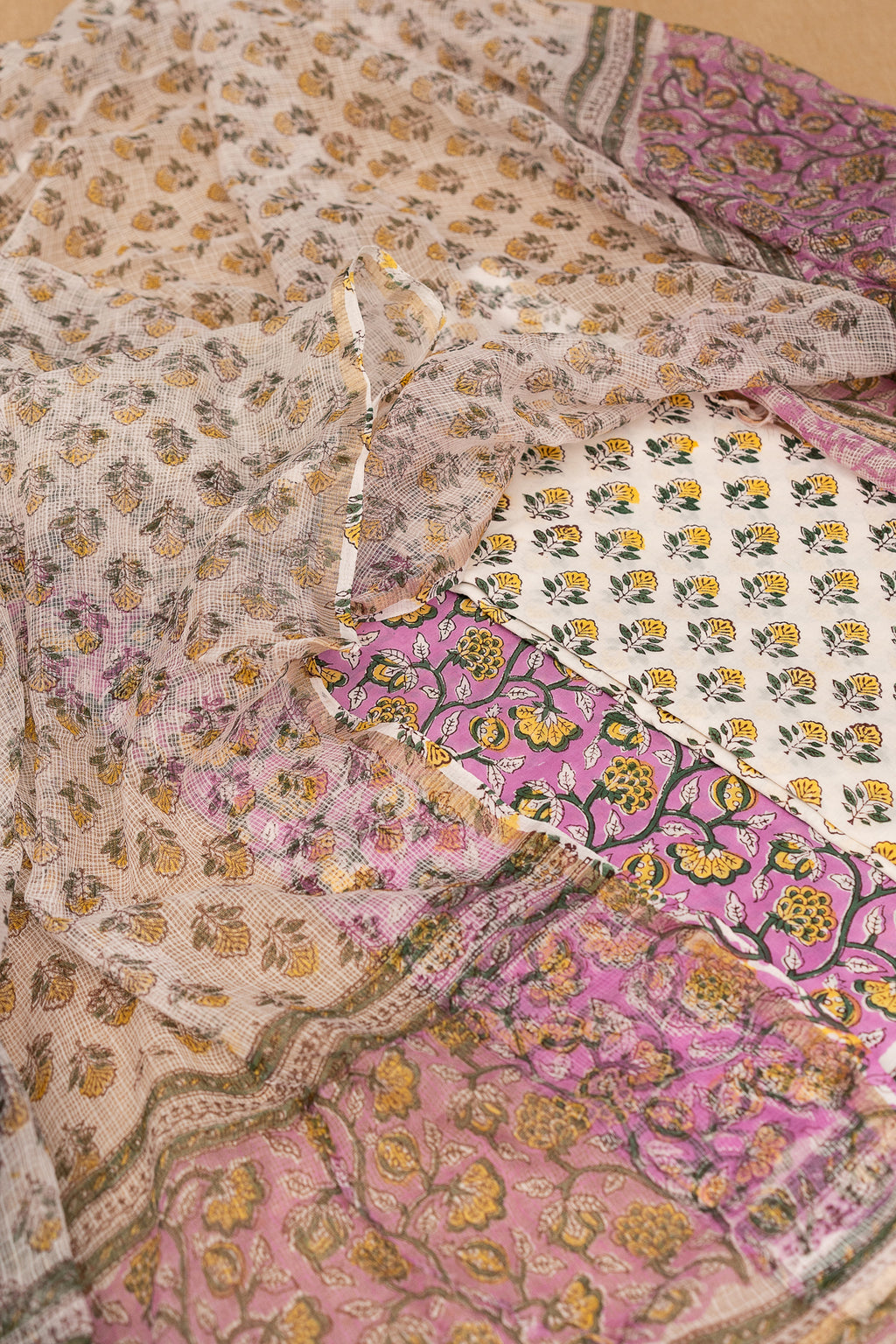 𝗦𝗔𝗡𝗚𝗔𝗡𝗘𝗥𝗜 𝗧𝗥𝗔𝗜𝗟𝗦 - Unstitched Cotton 60×60 Suit Set with Kota Doria Dupatta (3 Piece Fabric)