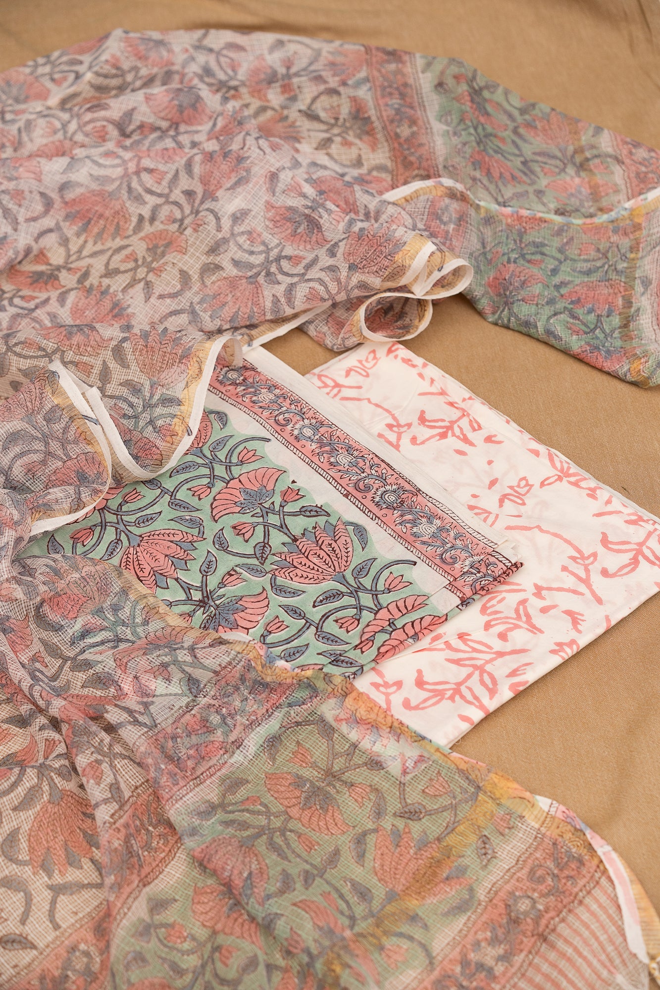 𝗟𝗢𝗧𝗨𝗦 𝗝𝗔𝗔𝗟 - Unstitched Cotton 60×60 Suit Set with Kota Doria Dupatta (3 Piece Fabric)