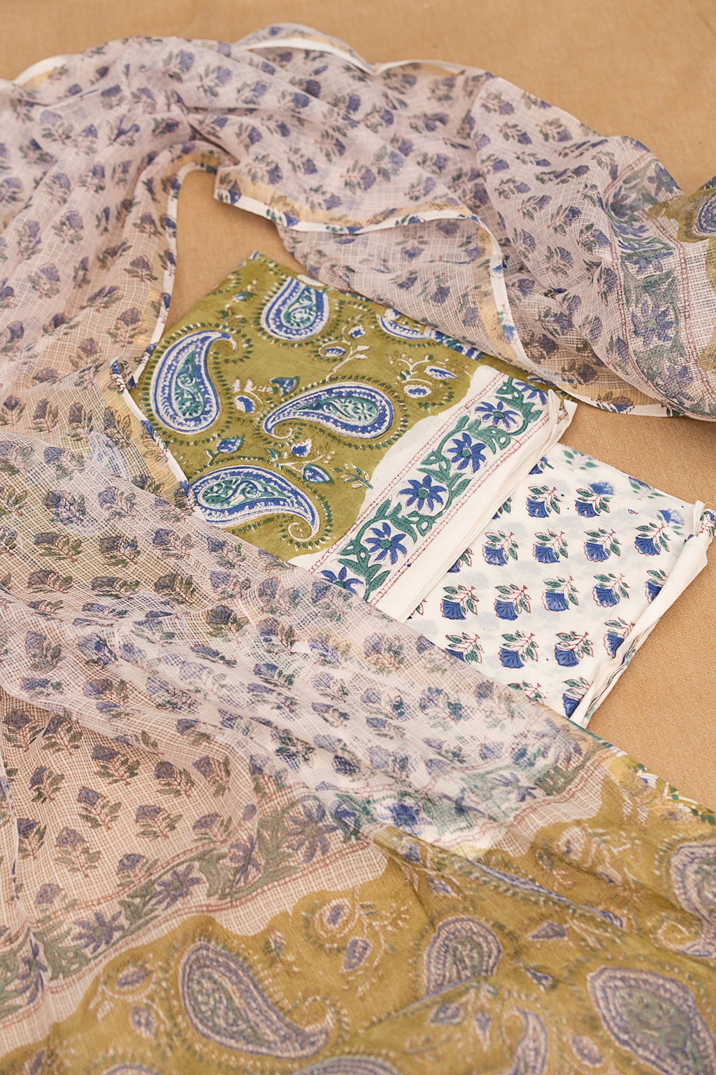 𝗥𝗢𝗬𝗔𝗟 𝗣𝗔𝗜𝗦𝗟𝗘𝗬 - Unstitched Cotton 60×60 Suit Set with Kota Doria Dupatta (3 Piece Fabric)