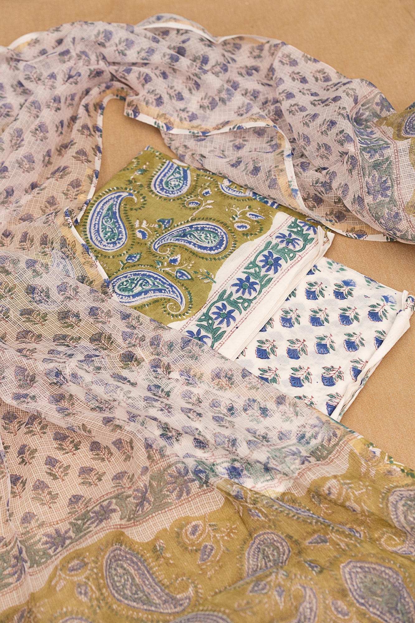 𝗥𝗢𝗬𝗔𝗟 𝗣𝗔𝗜𝗦𝗟𝗘𝗬 - Unstitched Cotton 60×60 Suit Set with Kota Doria Dupatta (3 Piece Fabric)