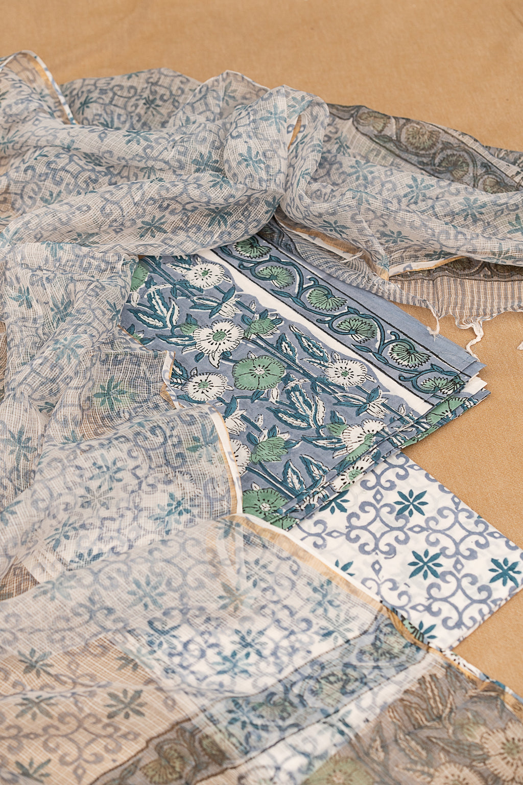 𝗠𝗢𝗢𝗡𝗟𝗜𝗧 𝗧𝗥𝗔𝗜𝗟𝗦 - Unstitched Cotton 60×60 Suit Set with Kota Doria Dupatta (3 Piece Fabric)